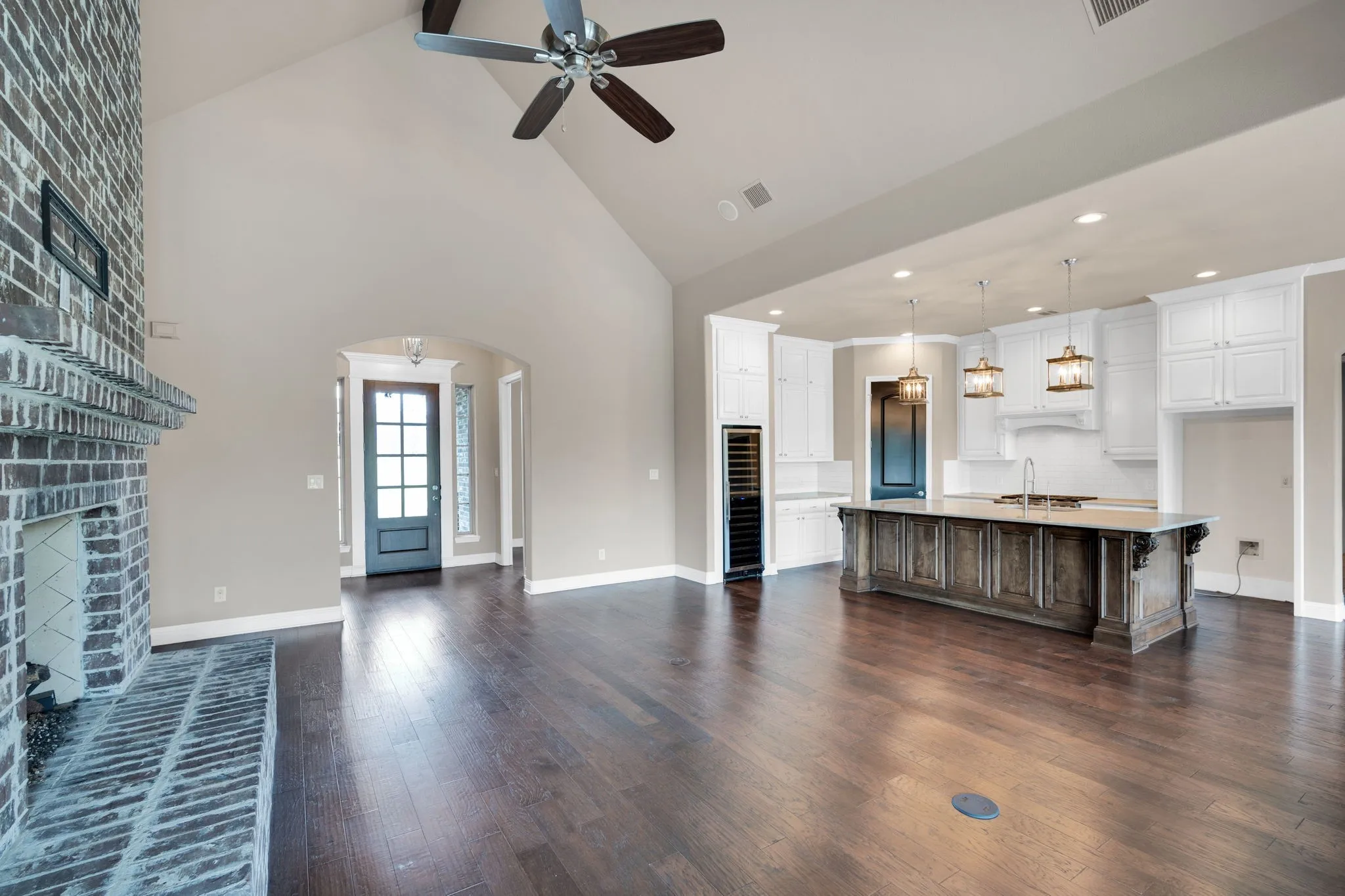 Single Family Residence For Sale in Ellis County , 136 Sullivan Way, Waxahachie, Texas 75167, 5 Bedroom, 5 Bathroom, 5 Garage spaces, 3,922 Sqft, built in 2017, Preowned, mls#21214812, Real Estate Agent in Waxahachie, Homes For Sale in Ellis county, Homes For Sale in Waxahachie, Realtor in Waxahachie Texas, Real Estate Brokerage Independent Realty Texas, Luminita Cordes Realtor