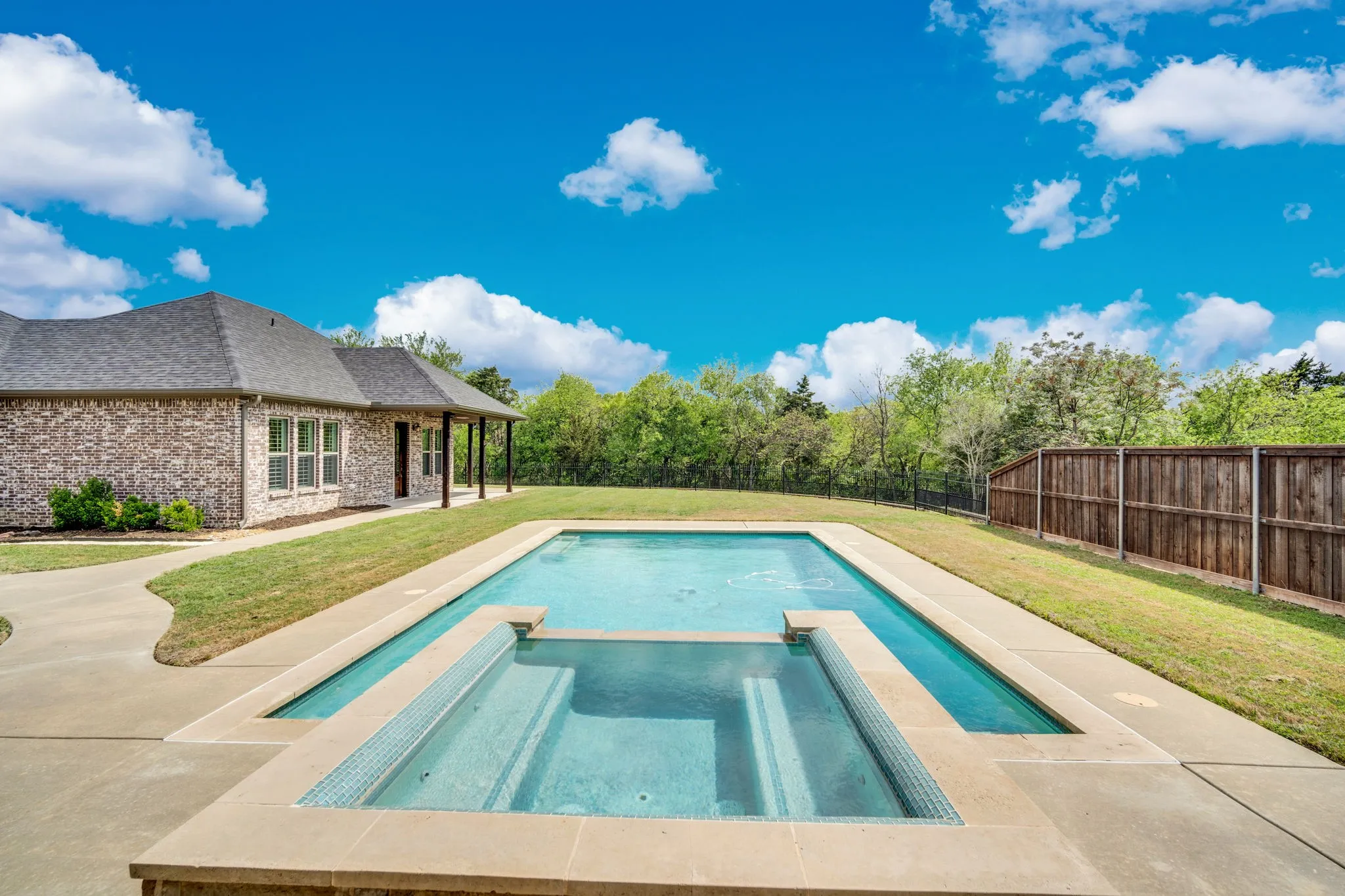 Single Family Residence For Sale in Ellis County , 136 Sullivan Way, Waxahachie, Texas 75167, 5 Bedroom, 5 Bathroom, 5 Garage spaces, 3,922 Sqft, built in 2017, Preowned, mls#21214812, Real Estate Agent in Waxahachie, Homes For Sale in Ellis county, Homes For Sale in Waxahachie, Realtor in Waxahachie Texas, Real Estate Brokerage Independent Realty Texas, Luminita Cordes Realtor