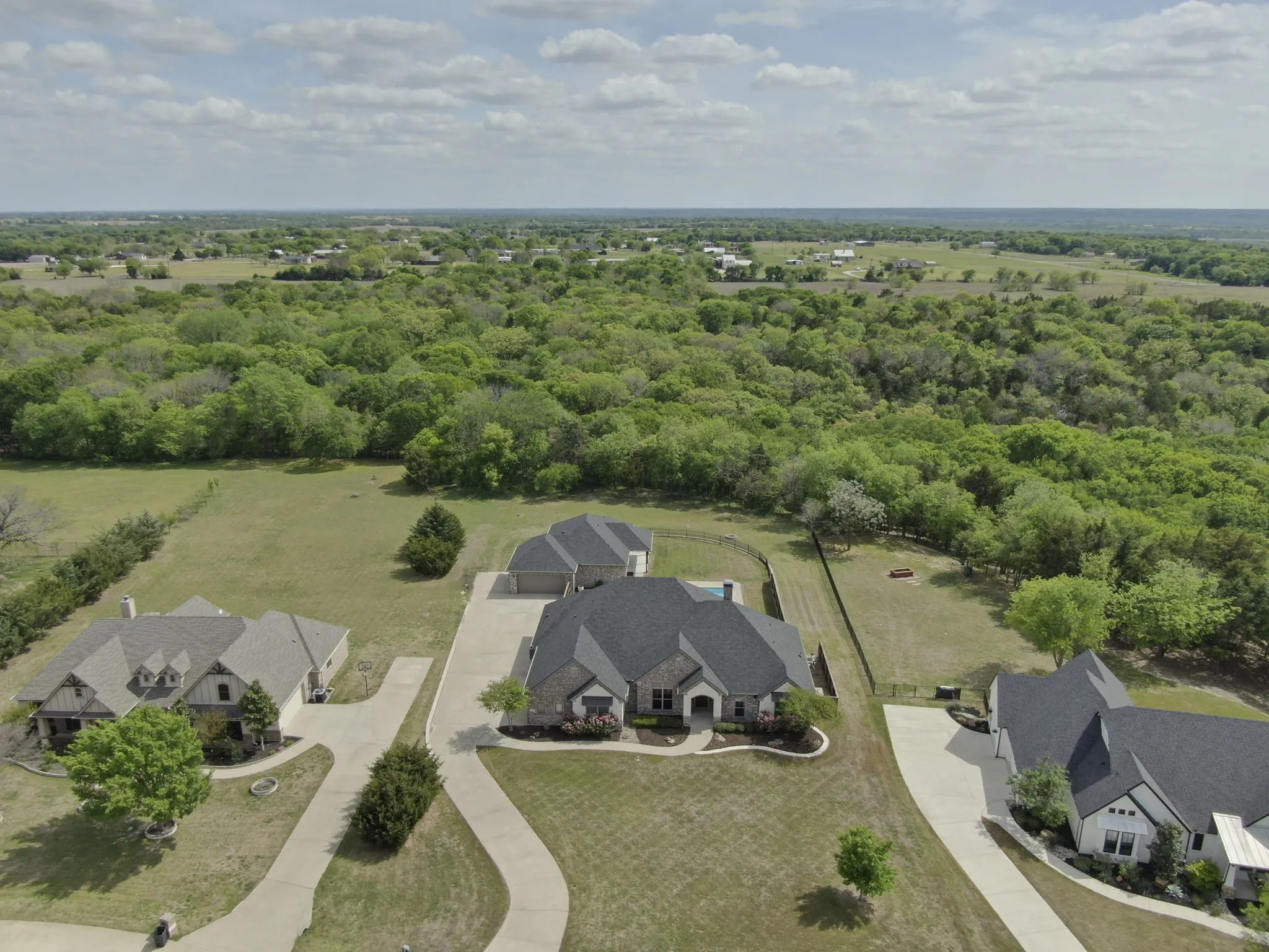 Single Family Residence For Sale in Ellis County , 136 Sullivan Way, Waxahachie, Texas 75167, 5 Bedroom, 5 Bathroom, 5 Garage spaces, 3,922 Sqft, built in 2017, Preowned, mls#21214812, Real Estate Agent in Waxahachie, Homes For Sale in Ellis county, Homes For Sale in Waxahachie, Realtor in Waxahachie Texas, Real Estate Brokerage Independent Realty Texas, Luminita Cordes Realtor
