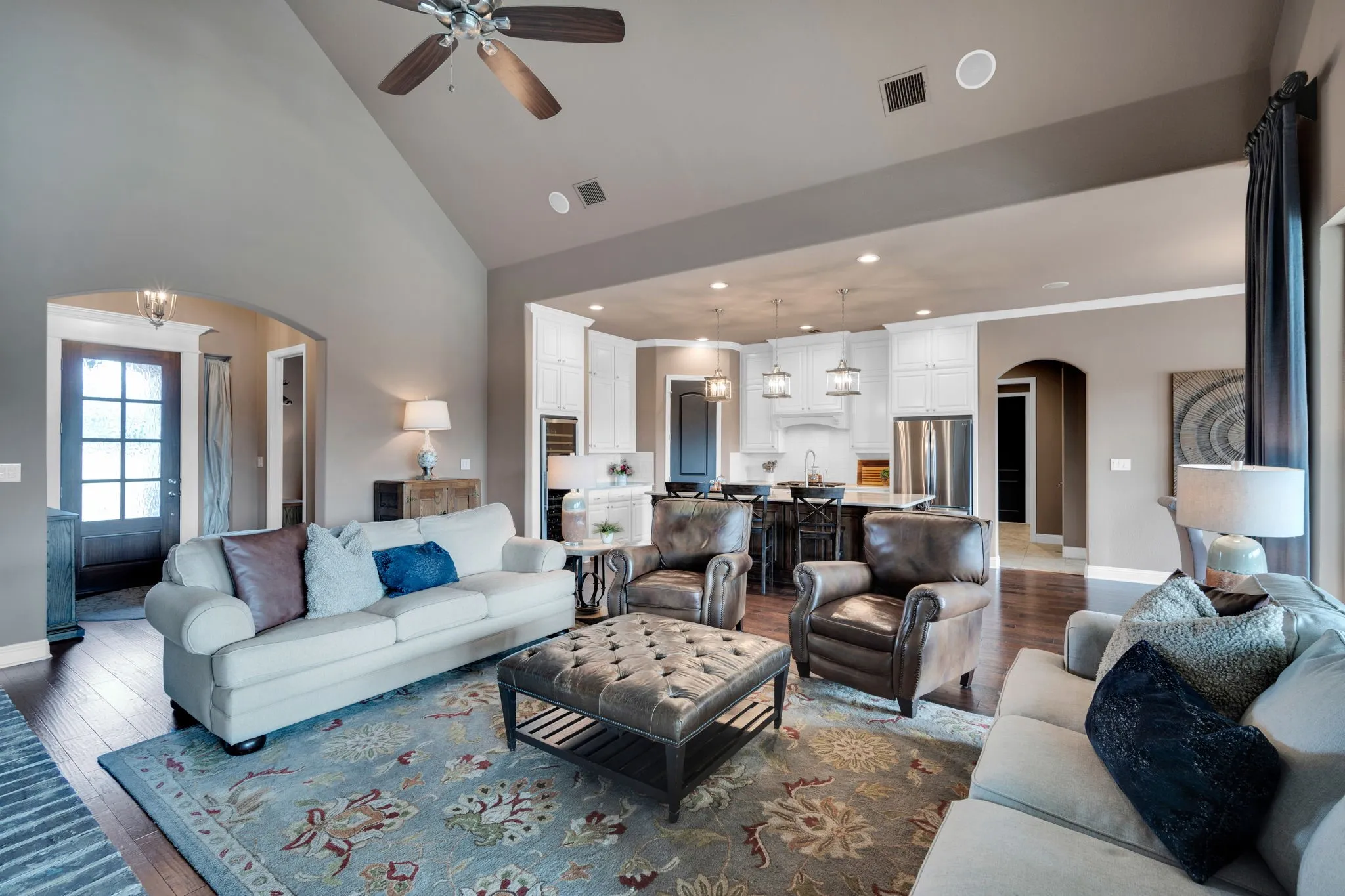 Single Family Residence For Sale in Ellis County , 136 Sullivan Way, Waxahachie, Texas 75167, 5 Bedroom, 5 Bathroom, 5 Garage spaces, 3,922 Sqft, built in 2017, Preowned, mls#21214812, Real Estate Agent in Waxahachie, Homes For Sale in Ellis county, Homes For Sale in Waxahachie, Realtor in Waxahachie Texas, Real Estate Brokerage Independent Realty Texas, Luminita Cordes Realtor
