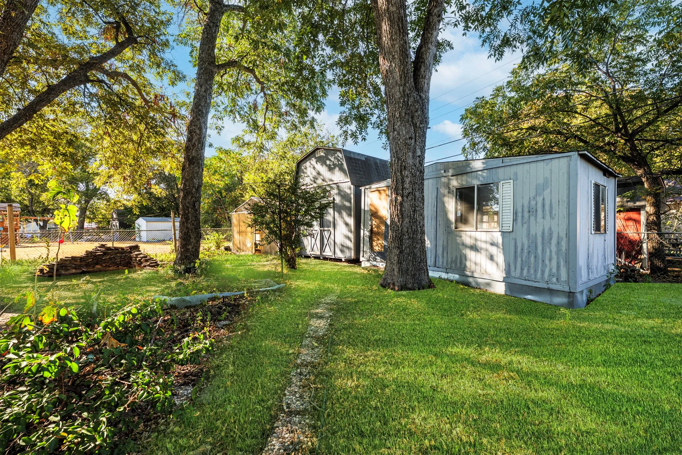 Single Family Residence For Sale in Tarrant County , 4557 Dee Lane, Haltom City, Texas 76117, 3 Bedroom, 2 Bathroom, 2 Garage spaces, 1,657 Sqft, built in 1963, Preowned, mls#21220186, Real Estate Agent in Haltom City, Homes For Sale in Tarrant county, Homes For Sale in Haltom City, Realtor in Haltom City Texas, Real Estate Brokerage Independent Realty Texas, Luminita Cordes Realtor