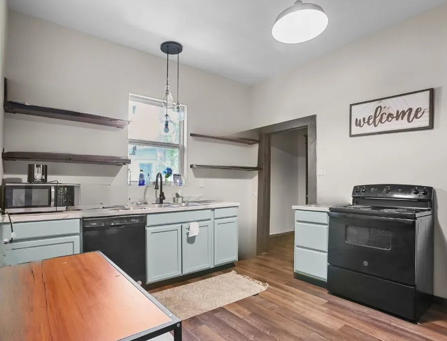 Single Family Residence For Sale in Mc Lennan County , 504 Preston Street, Waco, Texas 76704, 5 Bedrooms, 3 Bathrooms, Garage spaces, 1,742 Sqft, built in 1913, Preowned, Price $178,000, mls#21220423, Real Estate Agent in Waco, Homes For Sale in Mc Lennan county, Homes For Sale in Waco, Realtor in Waco Texas, Real Estate Brokerage Independent Realty Texas, Luminita Cordes Realtor