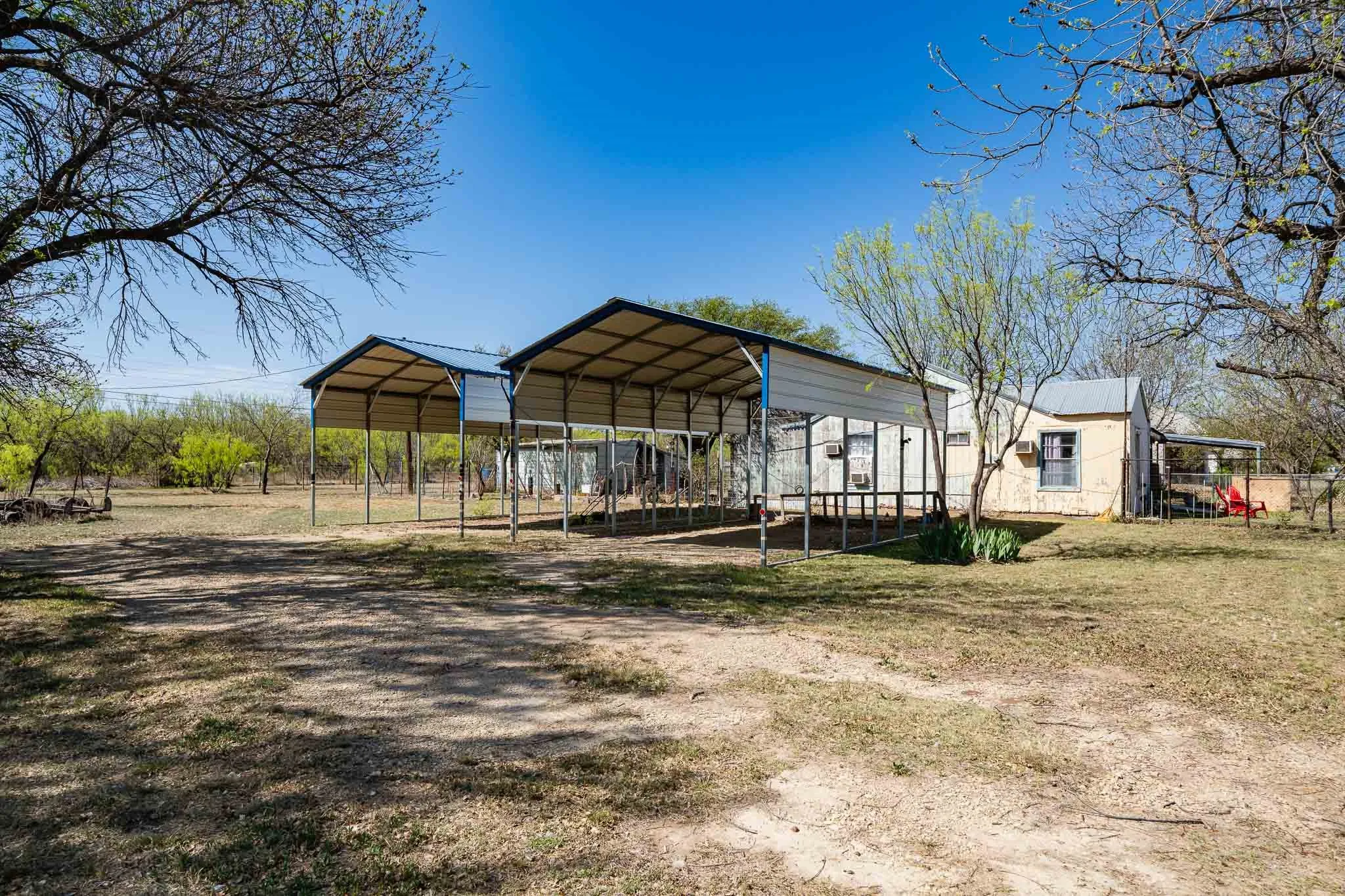 Single Family Residence For Sale in Jones County , 814 Texas Street, Stamford, Texas 79553, 2 Bedroom, 1 Bathroom, 1 Garage spaces, 1,142 Sqft, built in 1935, mls#21218920, Real Estate Agent in Stamford, Homes For Sale in Jones county, Homes For Sale in Stamford, Realtor in Stamford Texas, Real Estate Brokerage Independent Realty Texas, Luminita Cordes Realtor