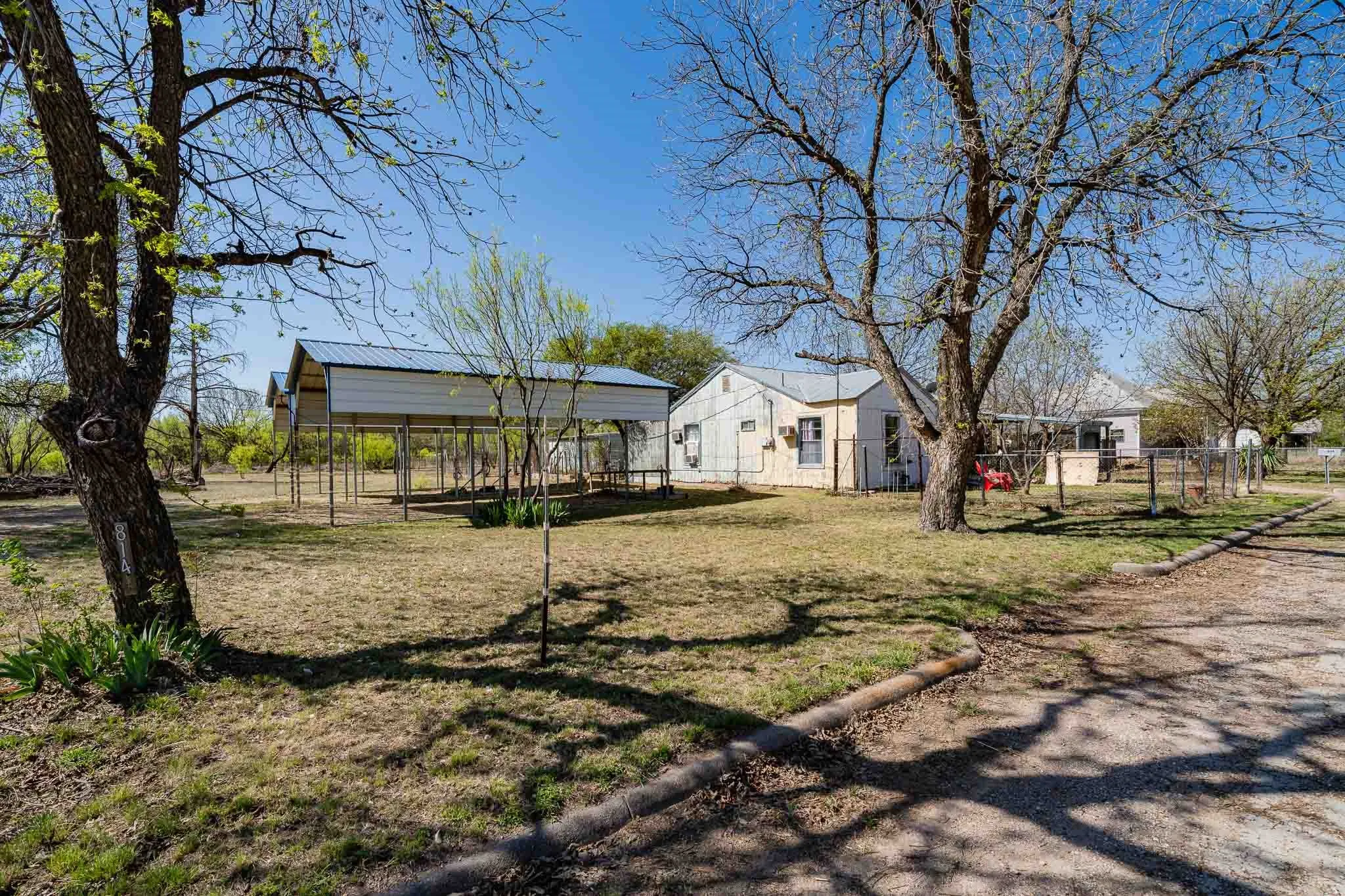 Single Family Residence For Sale in Jones County , 814 Texas Street, Stamford, Texas 79553, 2 Bedroom, 1 Bathroom, 1 Garage spaces, 1,142 Sqft, built in 1935, mls#21218920, Real Estate Agent in Stamford, Homes For Sale in Jones county, Homes For Sale in Stamford, Realtor in Stamford Texas, Real Estate Brokerage Independent Realty Texas, Luminita Cordes Realtor