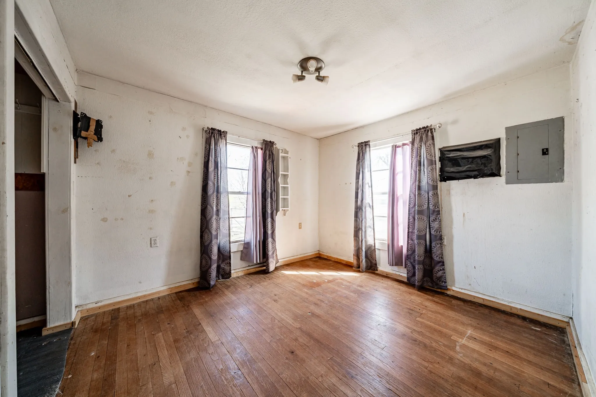Single Family Residence For Sale in Jones County , 814 Texas Street, Stamford, Texas 79553, 2 Bedroom, 1 Bathroom, 1 Garage spaces, 1,142 Sqft, built in 1935, mls#21218920, Real Estate Agent in Stamford, Homes For Sale in Jones county, Homes For Sale in Stamford, Realtor in Stamford Texas, Real Estate Brokerage Independent Realty Texas, Luminita Cordes Realtor
