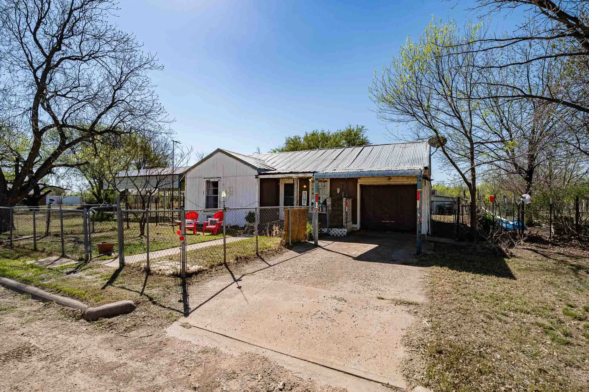 Single Family Residence For Sale in Jones County , 814 Texas Street, Stamford, Texas 79553, 2 Bedroom, 1 Bathroom, 1 Garage spaces, 1,142 Sqft, built in 1935, mls#21218920, Real Estate Agent in Stamford, Homes For Sale in Jones county, Homes For Sale in Stamford, Realtor in Stamford Texas, Real Estate Brokerage Independent Realty Texas, Luminita Cordes Realtor