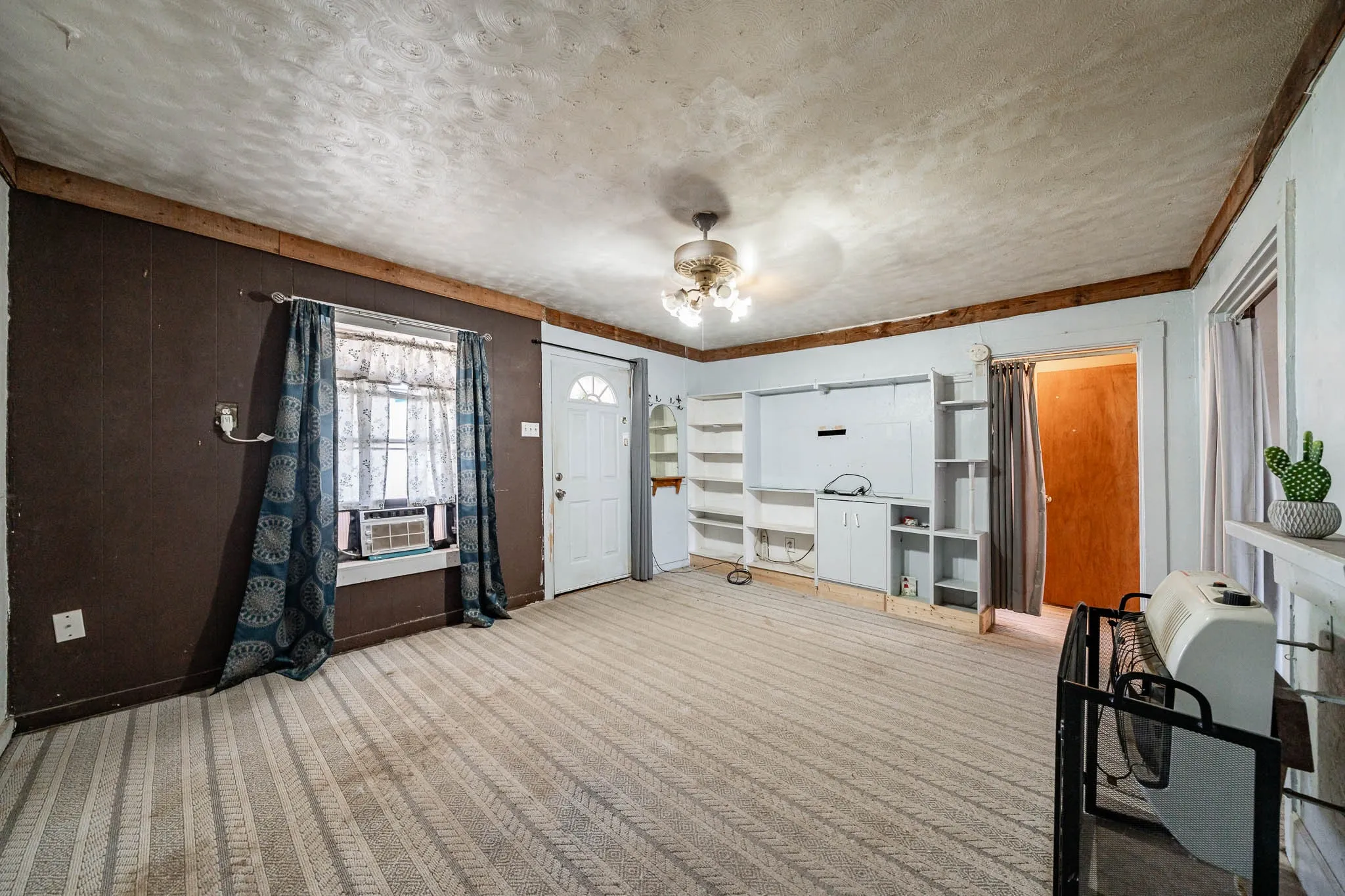Single Family Residence For Sale in Jones County , 814 Texas Street, Stamford, Texas 79553, 2 Bedroom, 1 Bathroom, 1 Garage spaces, 1,142 Sqft, built in 1935, mls#21218920, Real Estate Agent in Stamford, Homes For Sale in Jones county, Homes For Sale in Stamford, Realtor in Stamford Texas, Real Estate Brokerage Independent Realty Texas, Luminita Cordes Realtor