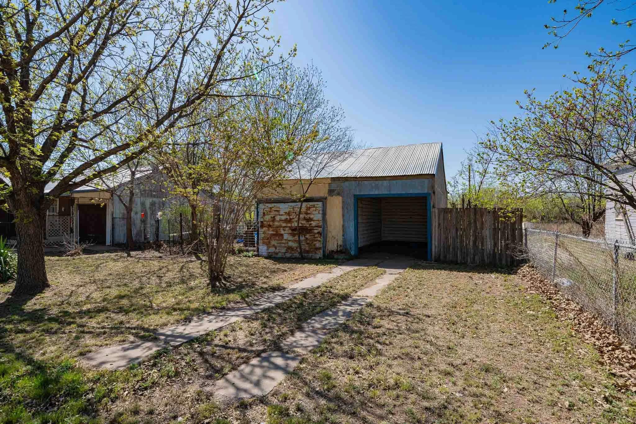 Single Family Residence For Sale in Jones County , 814 Texas Street, Stamford, Texas 79553, 2 Bedroom, 1 Bathroom, 1 Garage spaces, 1,142 Sqft, built in 1935, mls#21218920, Real Estate Agent in Stamford, Homes For Sale in Jones county, Homes For Sale in Stamford, Realtor in Stamford Texas, Real Estate Brokerage Independent Realty Texas, Luminita Cordes Realtor