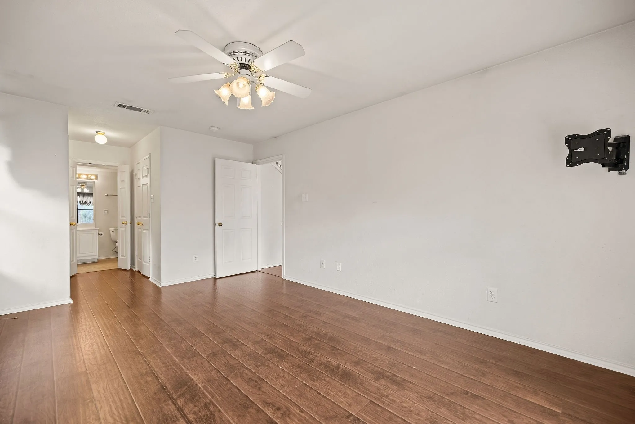 Townhouse For Sale in Tarrant County , 1120 Forest Creek Street, Benbrook, Texas 76126, 3 Bedroom, 3 Bathroom, Garage spaces, 1,801 Sqft, built in 1999, Preowned, mls#21217815, Real Estate Agent in Benbrook, Homes For Sale in Tarrant county, Homes For Sale in Benbrook, Realtor in Benbrook Texas, Real Estate Brokerage Independent Realty Texas, Luminita Cordes Realtor