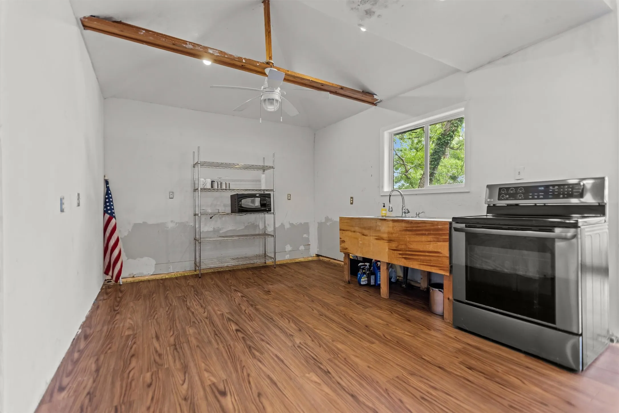 Single Family Residence For Sale in Wood County , 2337 County Road 3440, Hawkins, Texas 75765, 2 Bedroom, 3 Bathroom, Garage spaces, 1,908 Sqft, built in 1978, Preowned, mls#21220295, Real Estate Agent in Hawkins, Homes For Sale in Wood county, Homes For Sale in Hawkins, Realtor in Hawkins Texas, Real Estate Brokerage Independent Realty Texas, Luminita Cordes Realtor