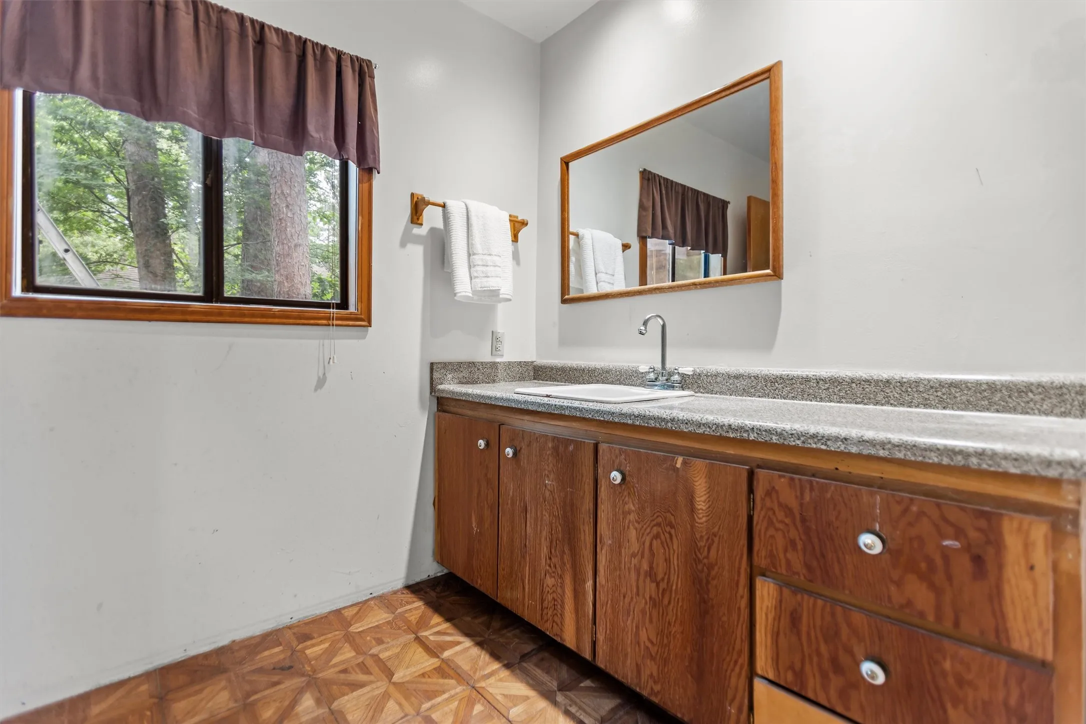 Single Family Residence For Sale in Wood County , 2337 County Road 3440, Hawkins, Texas 75765, 2 Bedroom, 3 Bathroom, Garage spaces, 1,908 Sqft, built in 1978, Preowned, mls#21220295, Real Estate Agent in Hawkins, Homes For Sale in Wood county, Homes For Sale in Hawkins, Realtor in Hawkins Texas, Real Estate Brokerage Independent Realty Texas, Luminita Cordes Realtor