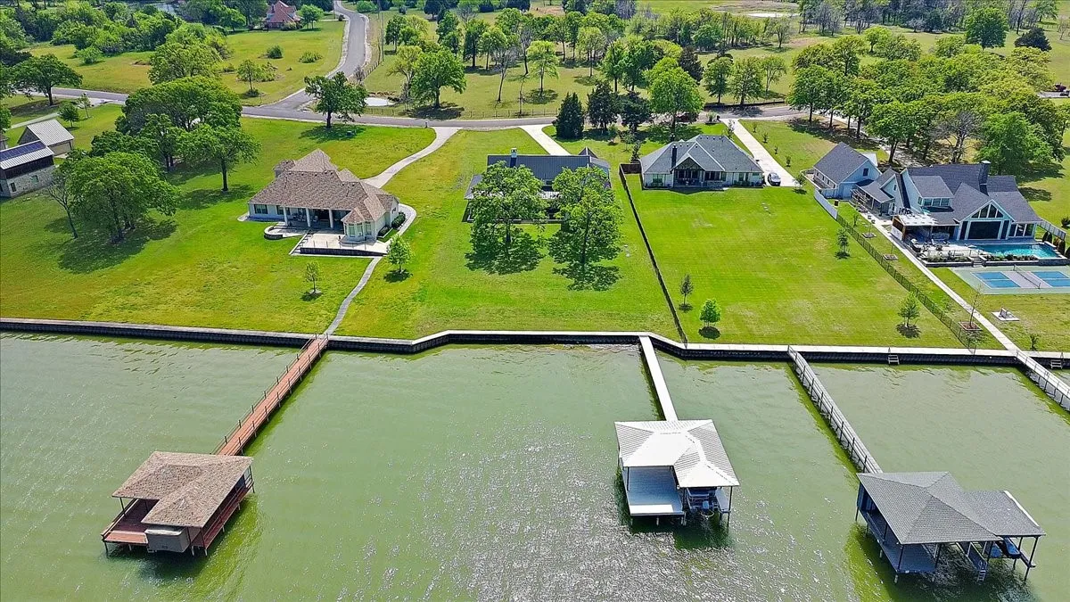 Single Family Residence For Sale in Navarro County , 515 El Barco, Corsicana, Texas 75109, 4 Bedroom, 5 Bathroom, 2 Garage spaces, 4,060 Sqft, built in 2021, Preowned, mls#20822263, Real Estate Agent in Corsicana, Homes For Sale in Navarro county, Homes For Sale in Corsicana, Realtor in Corsicana Texas, Real Estate Brokerage Independent Realty Texas, Luminita Cordes Realtor