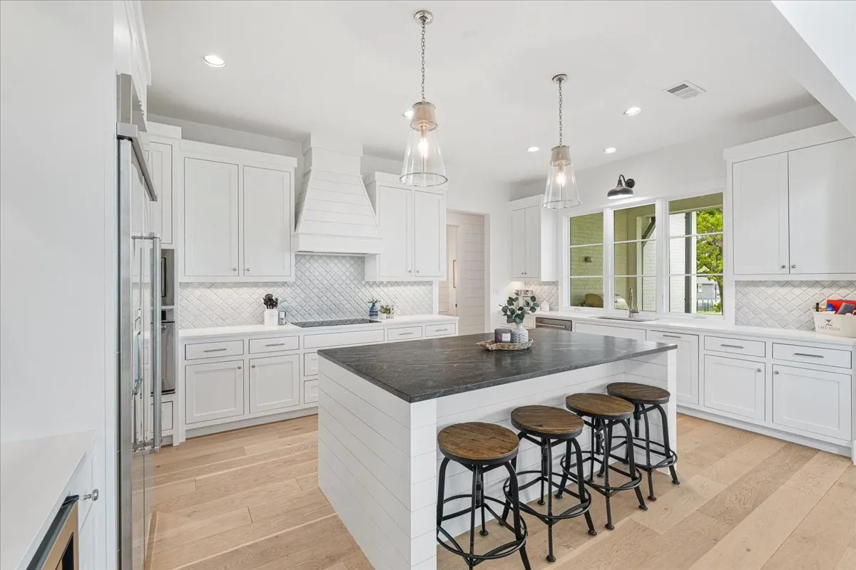 Single Family Residence For Sale in Navarro County , 515 El Barco, Corsicana, Texas 75109, 4 Bedroom, 5 Bathroom, 2 Garage spaces, 4,060 Sqft, built in 2021, Preowned, mls#20822263, Real Estate Agent in Corsicana, Homes For Sale in Navarro county, Homes For Sale in Corsicana, Realtor in Corsicana Texas, Real Estate Brokerage Independent Realty Texas, Luminita Cordes Realtor
