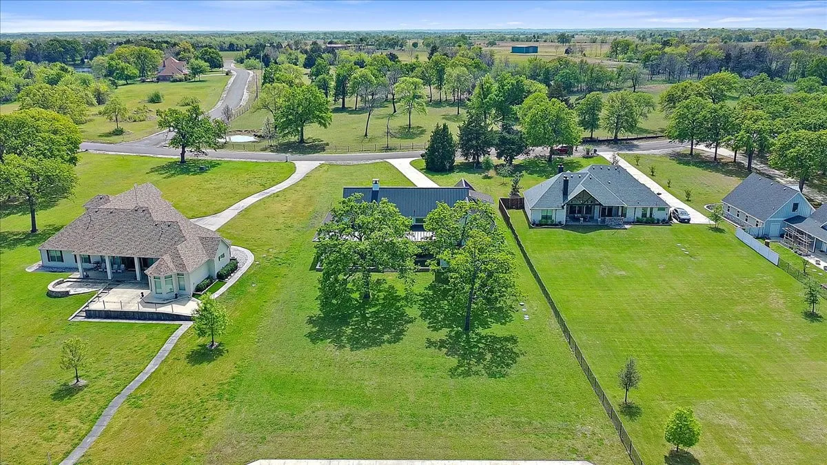 Single Family Residence For Sale in Navarro County , 515 El Barco, Corsicana, Texas 75109, 4 Bedroom, 5 Bathroom, 2 Garage spaces, 4,060 Sqft, built in 2021, Preowned, mls#20822263, Real Estate Agent in Corsicana, Homes For Sale in Navarro county, Homes For Sale in Corsicana, Realtor in Corsicana Texas, Real Estate Brokerage Independent Realty Texas, Luminita Cordes Realtor