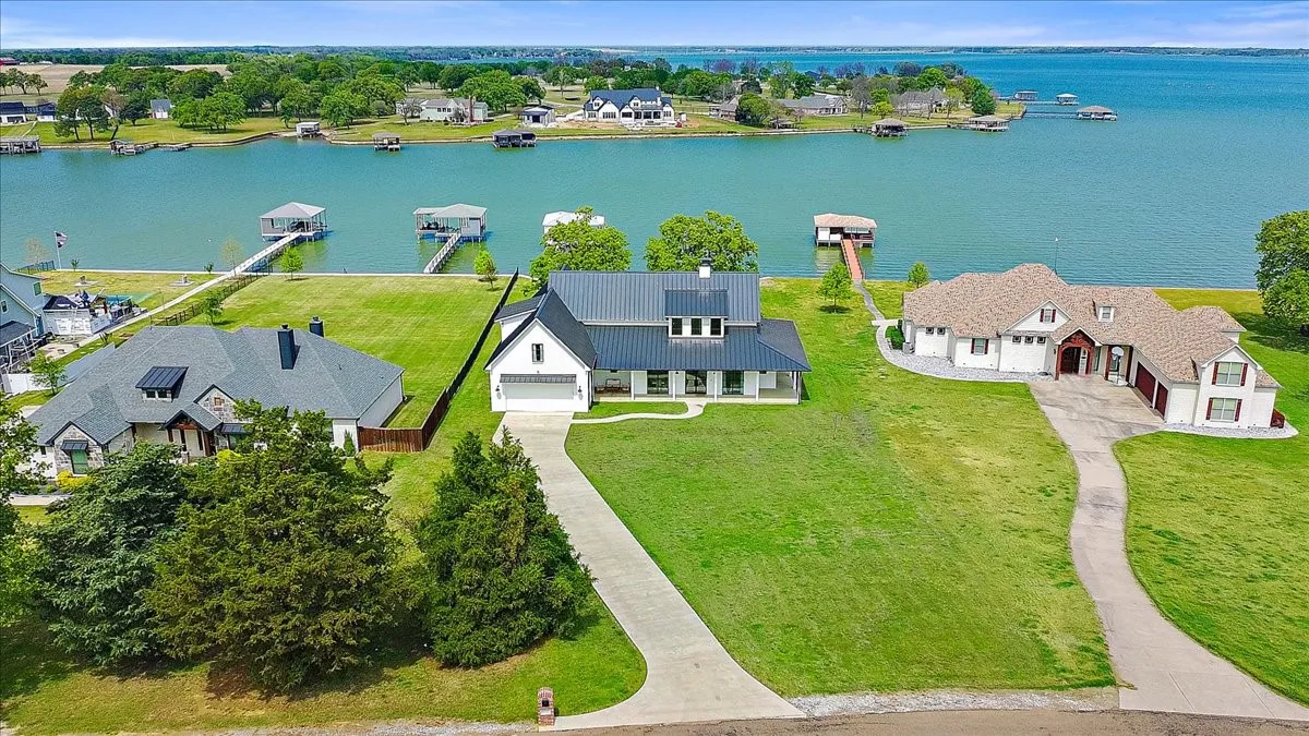 Single Family Residence For Sale in Navarro County , 515 El Barco, Corsicana, Texas 75109, 4 Bedroom, 5 Bathroom, 2 Garage spaces, 4,060 Sqft, built in 2021, Preowned, mls#20822263, Real Estate Agent in Corsicana, Homes For Sale in Navarro county, Homes For Sale in Corsicana, Realtor in Corsicana Texas, Real Estate Brokerage Independent Realty Texas, Luminita Cordes Realtor