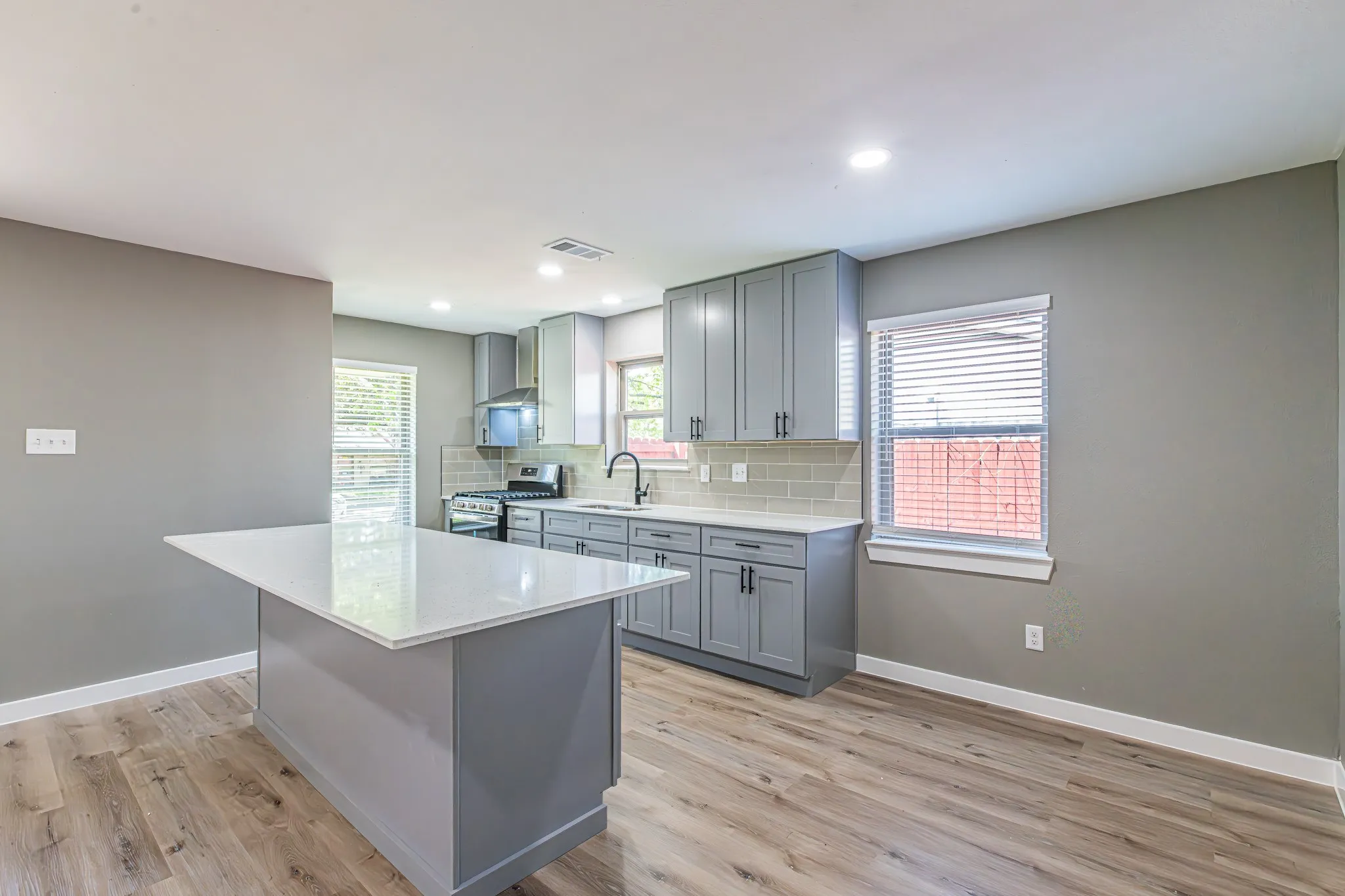 Single Family Residence For Sale in Dallas County , 4834 Stallcup Drive, Mesquite, Texas 75150, 3 Bedroom, 2 Bathroom, 2 Garage spaces, 1,655 Sqft, built in 1968, Preowned, mls#21216734, Real Estate Agent in Mesquite, Homes For Sale in Dallas county, Homes For Sale in Mesquite, Realtor in Mesquite Texas, Real Estate Brokerage Independent Realty Texas, Luminita Cordes Realtor