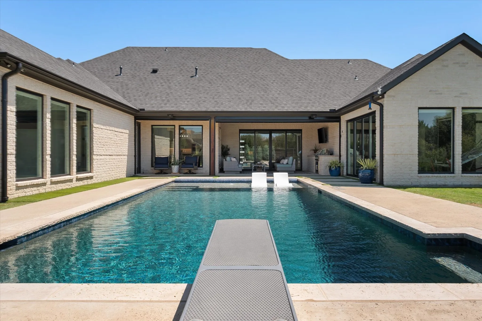 Endless entertaining all summer long in a custom pool.