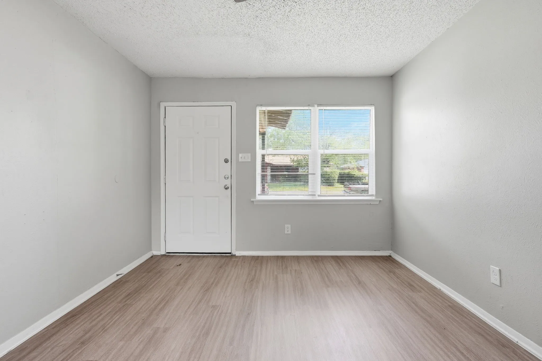 Single Family Residence For Sale in Tarrant County , 5544 Alter Drive, Fort Worth, Texas 76119, 3 Bedrooms, 1 Bathroom, 1 Garage spaces, 1,016 Sqft, built in 1960, Price $139,999, mls#21219406, Real Estate Agent in Fort Worth, Homes For Sale in Tarrant county, Homes For Sale in Fort Worth, Realtor in Fort Worth Texas, Real Estate Brokerage Independent Realty Texas, Luminita Cordes Realtor