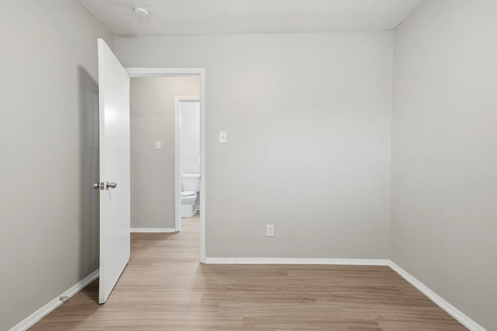 Single Family Residence For Sale in Tarrant County , 5544 Alter Drive, Fort Worth, Texas 76119, 3 Bedrooms, 1 Bathroom, 1 Garage spaces, 1,016 Sqft, built in 1960, Price $139,999, mls#21219406, Real Estate Agent in Fort Worth, Homes For Sale in Tarrant county, Homes For Sale in Fort Worth, Realtor in Fort Worth Texas, Real Estate Brokerage Independent Realty Texas, Luminita Cordes Realtor