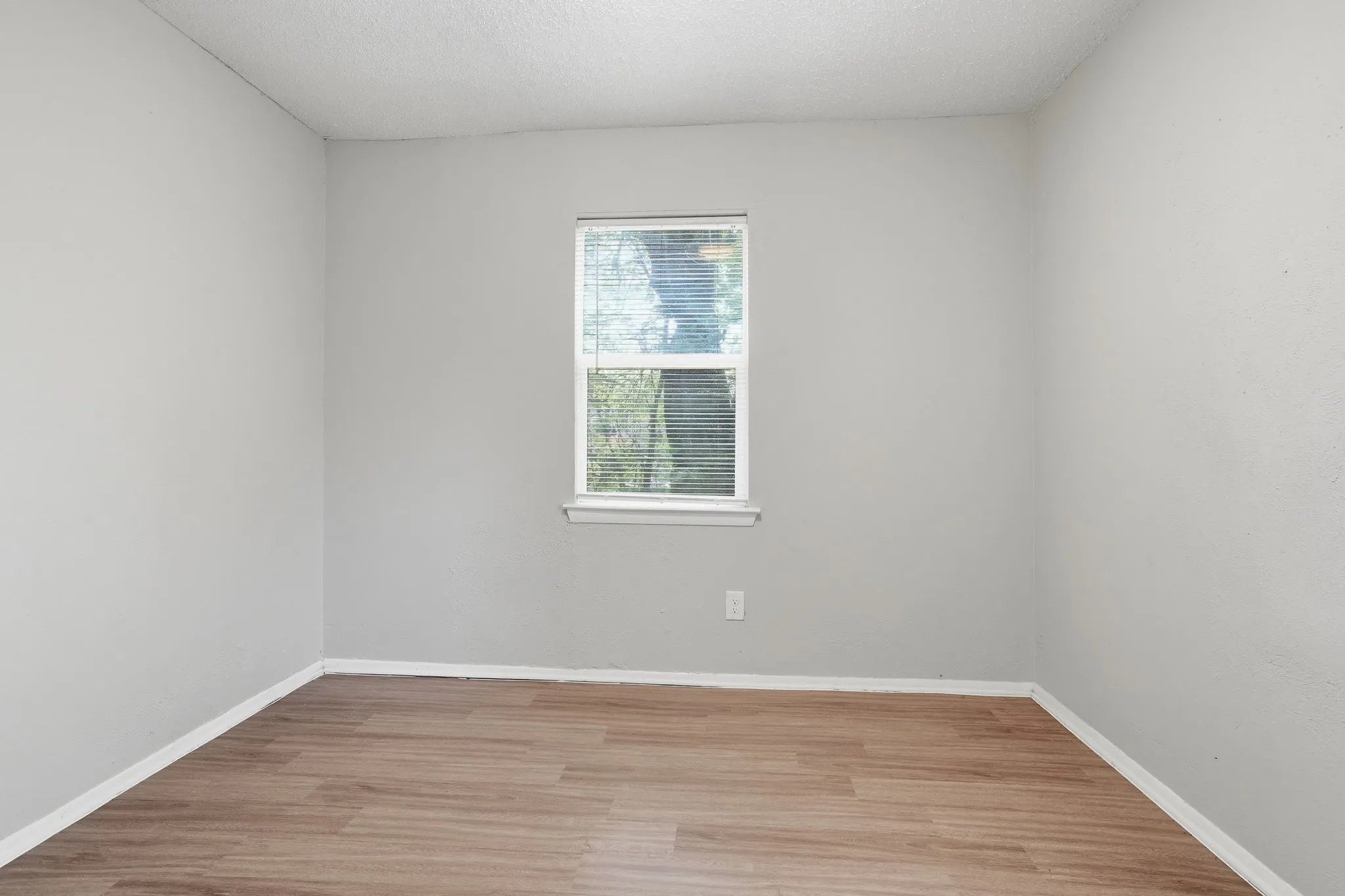 Single Family Residence For Sale in Tarrant County , 5544 Alter Drive, Fort Worth, Texas 76119, 3 Bedrooms, 1 Bathroom, 1 Garage spaces, 1,016 Sqft, built in 1960, Price $139,999, mls#21219406, Real Estate Agent in Fort Worth, Homes For Sale in Tarrant county, Homes For Sale in Fort Worth, Realtor in Fort Worth Texas, Real Estate Brokerage Independent Realty Texas, Luminita Cordes Realtor