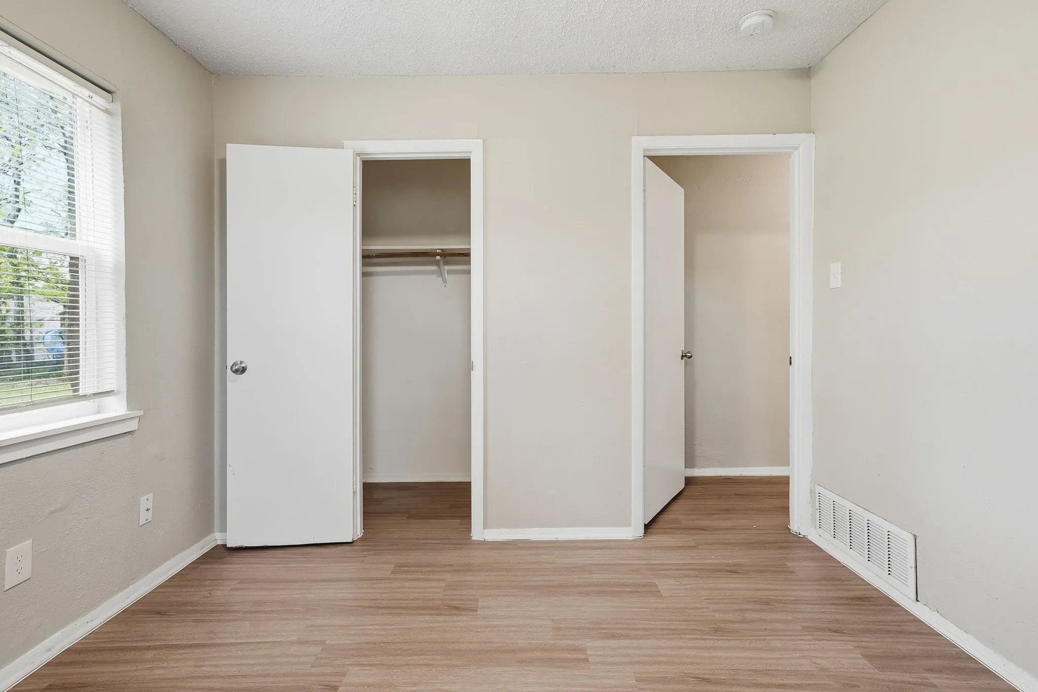 Single Family Residence For Sale in Tarrant County , 5544 Alter Drive, Fort Worth, Texas 76119, 3 Bedrooms, 1 Bathroom, 1 Garage spaces, 1,016 Sqft, built in 1960, Price $139,999, mls#21219406, Real Estate Agent in Fort Worth, Homes For Sale in Tarrant county, Homes For Sale in Fort Worth, Realtor in Fort Worth Texas, Real Estate Brokerage Independent Realty Texas, Luminita Cordes Realtor