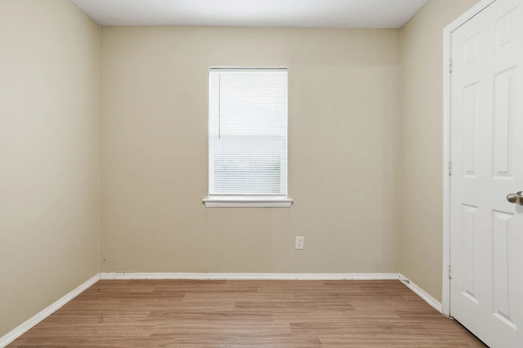 Single Family Residence For Sale in Tarrant County , 5544 Alter Drive, Fort Worth, Texas 76119, 3 Bedrooms, 1 Bathroom, 1 Garage spaces, 1,016 Sqft, built in 1960, Price $139,999, mls#21219406, Real Estate Agent in Fort Worth, Homes For Sale in Tarrant county, Homes For Sale in Fort Worth, Realtor in Fort Worth Texas, Real Estate Brokerage Independent Realty Texas, Luminita Cordes Realtor