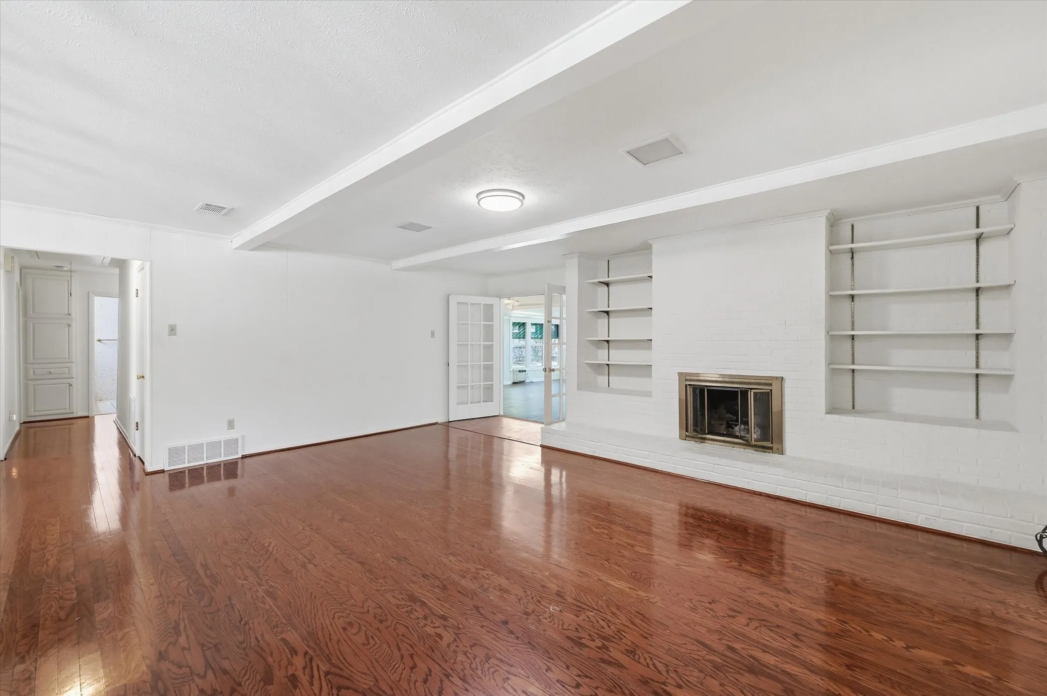 Single Family Residence For Sale in Tarrant County , 3311 Peachtree Lane, Pantego, Texas 76013, 4 Bedroom, 3 Bathroom, 2 Garage spaces, 2,558 Sqft, built in 1968, mls#21220510, Real Estate Agent in Pantego, Homes For Sale in Tarrant county, Homes For Sale in Pantego, Realtor in Pantego Texas, Real Estate Brokerage Independent Realty Texas, Luminita Cordes Realtor