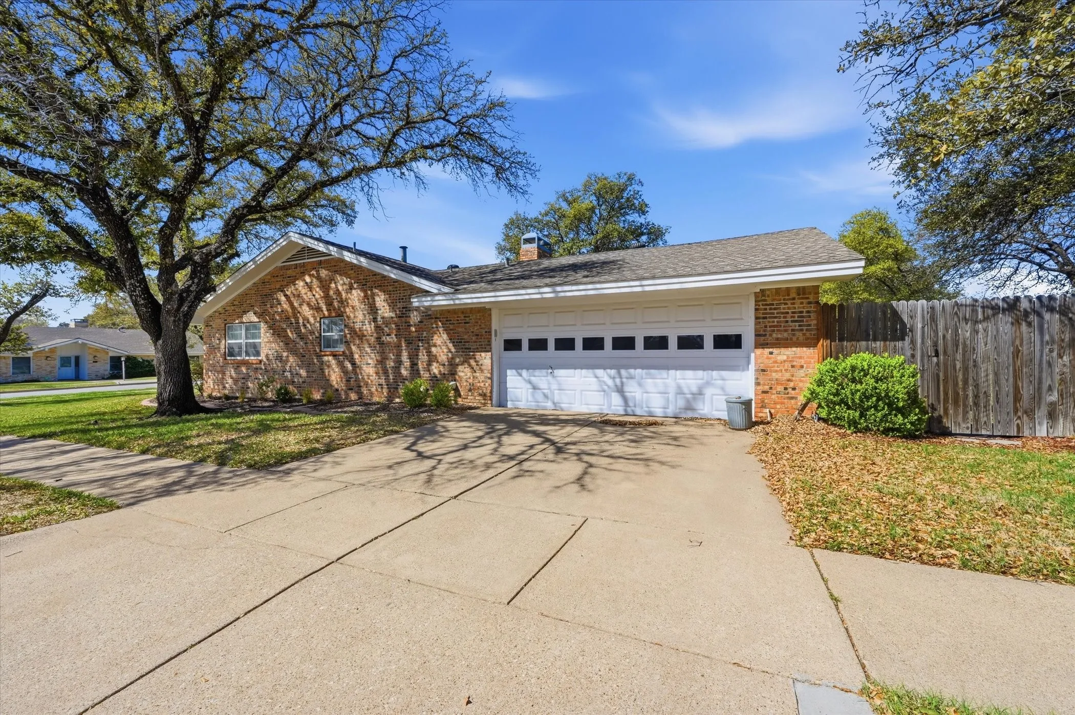 Single Family Residence For Sale in Tarrant County , 3311 Peachtree Lane, Pantego, Texas 76013, 4 Bedroom, 3 Bathroom, 2 Garage spaces, 2,558 Sqft, built in 1968, mls#21220510, Real Estate Agent in Pantego, Homes For Sale in Tarrant county, Homes For Sale in Pantego, Realtor in Pantego Texas, Real Estate Brokerage Independent Realty Texas, Luminita Cordes Realtor