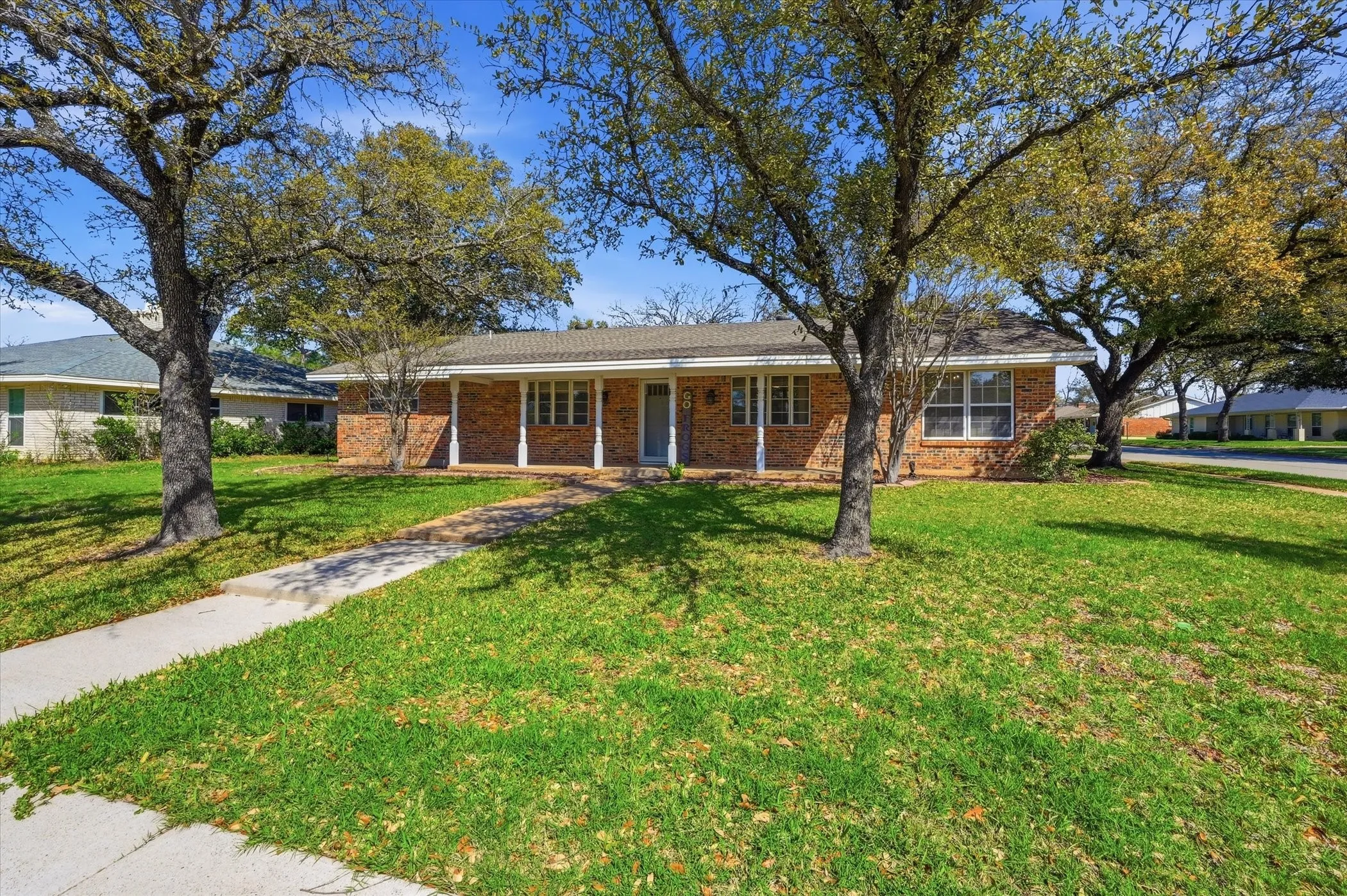 Single Family Residence For Sale in Tarrant County , 3311 Peachtree Lane, Pantego, Texas 76013, 4 Bedroom, 3 Bathroom, 2 Garage spaces, 2,558 Sqft, built in 1968, mls#21220510, Real Estate Agent in Pantego, Homes For Sale in Tarrant county, Homes For Sale in Pantego, Realtor in Pantego Texas, Real Estate Brokerage Independent Realty Texas, Luminita Cordes Realtor