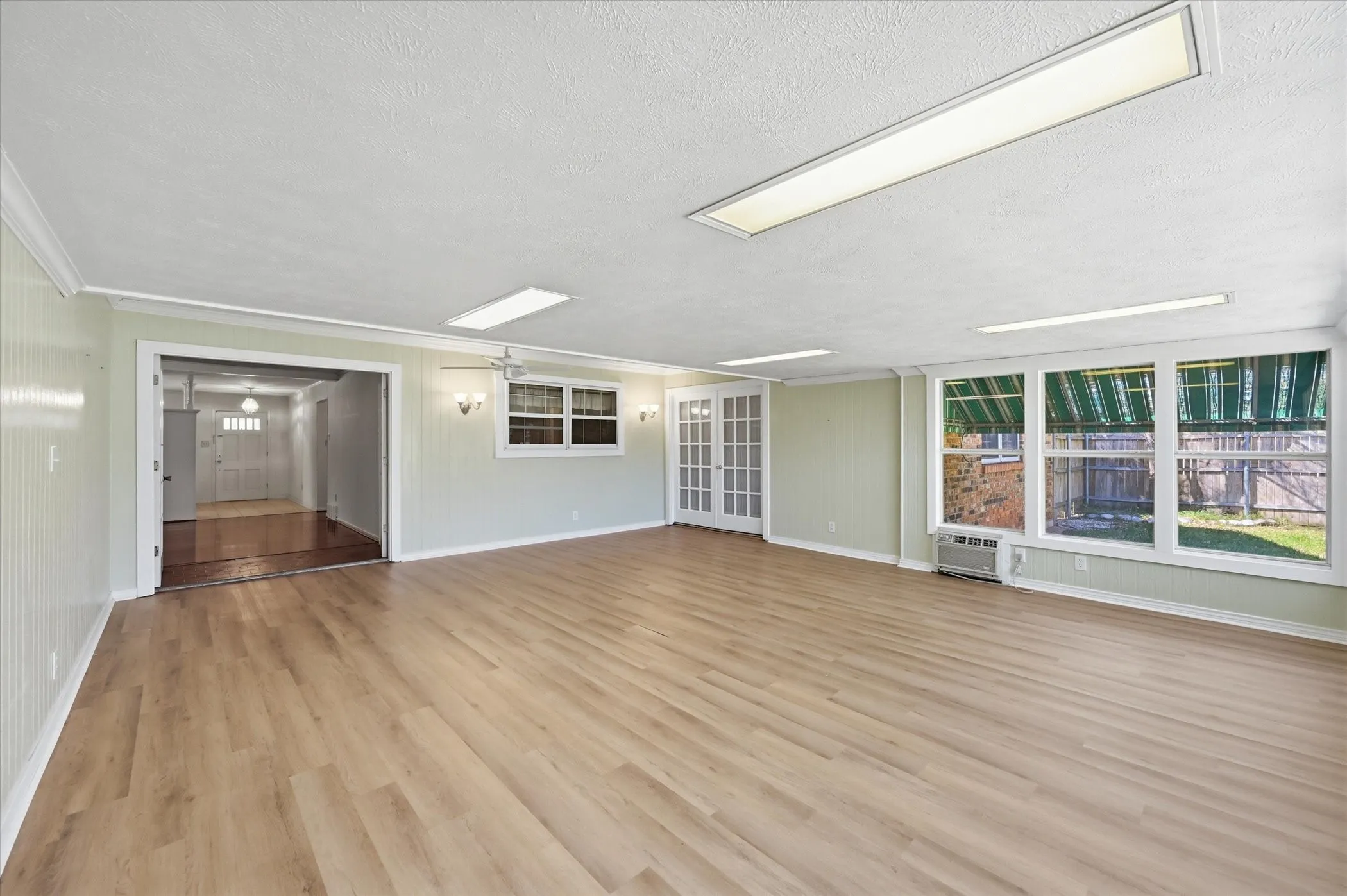 Single Family Residence For Sale in Tarrant County , 3311 Peachtree Lane, Pantego, Texas 76013, 4 Bedroom, 3 Bathroom, 2 Garage spaces, 2,558 Sqft, built in 1968, mls#21220510, Real Estate Agent in Pantego, Homes For Sale in Tarrant county, Homes For Sale in Pantego, Realtor in Pantego Texas, Real Estate Brokerage Independent Realty Texas, Luminita Cordes Realtor