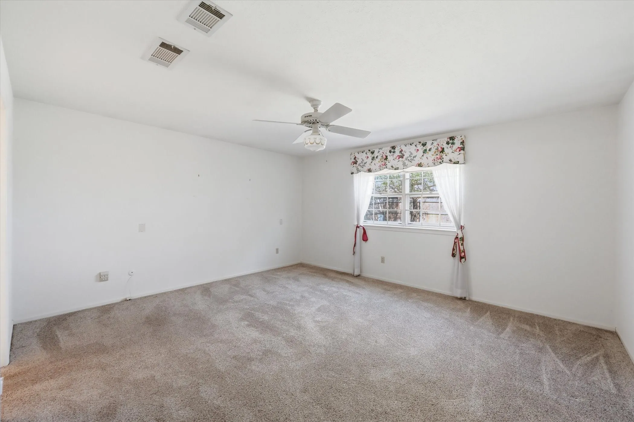Single Family Residence For Sale in Tarrant County , 3311 Peachtree Lane, Pantego, Texas 76013, 4 Bedroom, 3 Bathroom, 2 Garage spaces, 2,558 Sqft, built in 1968, mls#21220510, Real Estate Agent in Pantego, Homes For Sale in Tarrant county, Homes For Sale in Pantego, Realtor in Pantego Texas, Real Estate Brokerage Independent Realty Texas, Luminita Cordes Realtor