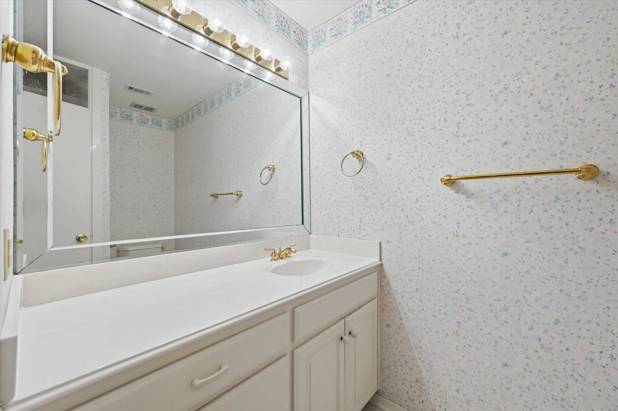 Single Family Residence For Sale in Tarrant County , 3311 Peachtree Lane, Pantego, Texas 76013, 4 Bedroom, 3 Bathroom, 2 Garage spaces, 2,558 Sqft, built in 1968, mls#21220510, Real Estate Agent in Pantego, Homes For Sale in Tarrant county, Homes For Sale in Pantego, Realtor in Pantego Texas, Real Estate Brokerage Independent Realty Texas, Luminita Cordes Realtor