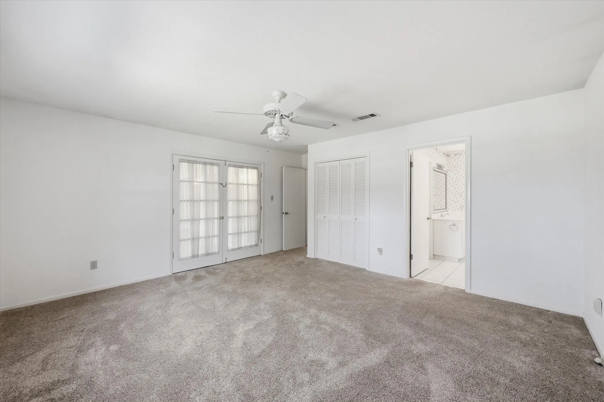 Single Family Residence For Sale in Tarrant County , 3311 Peachtree Lane, Pantego, Texas 76013, 4 Bedroom, 3 Bathroom, 2 Garage spaces, 2,558 Sqft, built in 1968, mls#21220510, Real Estate Agent in Pantego, Homes For Sale in Tarrant county, Homes For Sale in Pantego, Realtor in Pantego Texas, Real Estate Brokerage Independent Realty Texas, Luminita Cordes Realtor