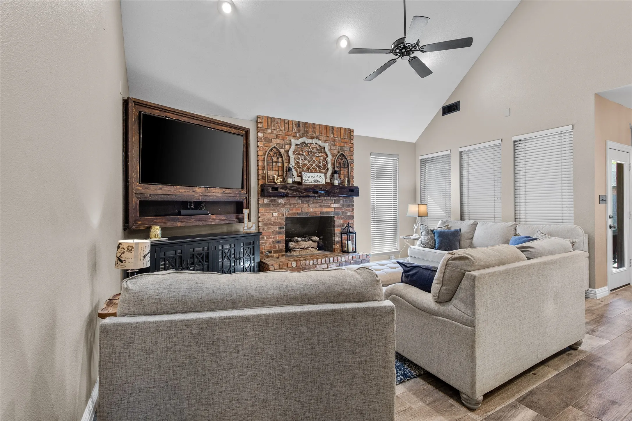 Single Family Residence For Sale in Denton County , 600 Ticonderoga Drive, Denton, Texas 76205, 4 Bedroom, 3 Bathroom, 2 Garage spaces, 2,690 Sqft, built in 1992, mls#21219145, Real Estate Agent in Denton, Homes For Sale in Denton county, Homes For Sale in Denton, Realtor in Denton Texas, Real Estate Brokerage Independent Realty Texas, Luminita Cordes Realtor