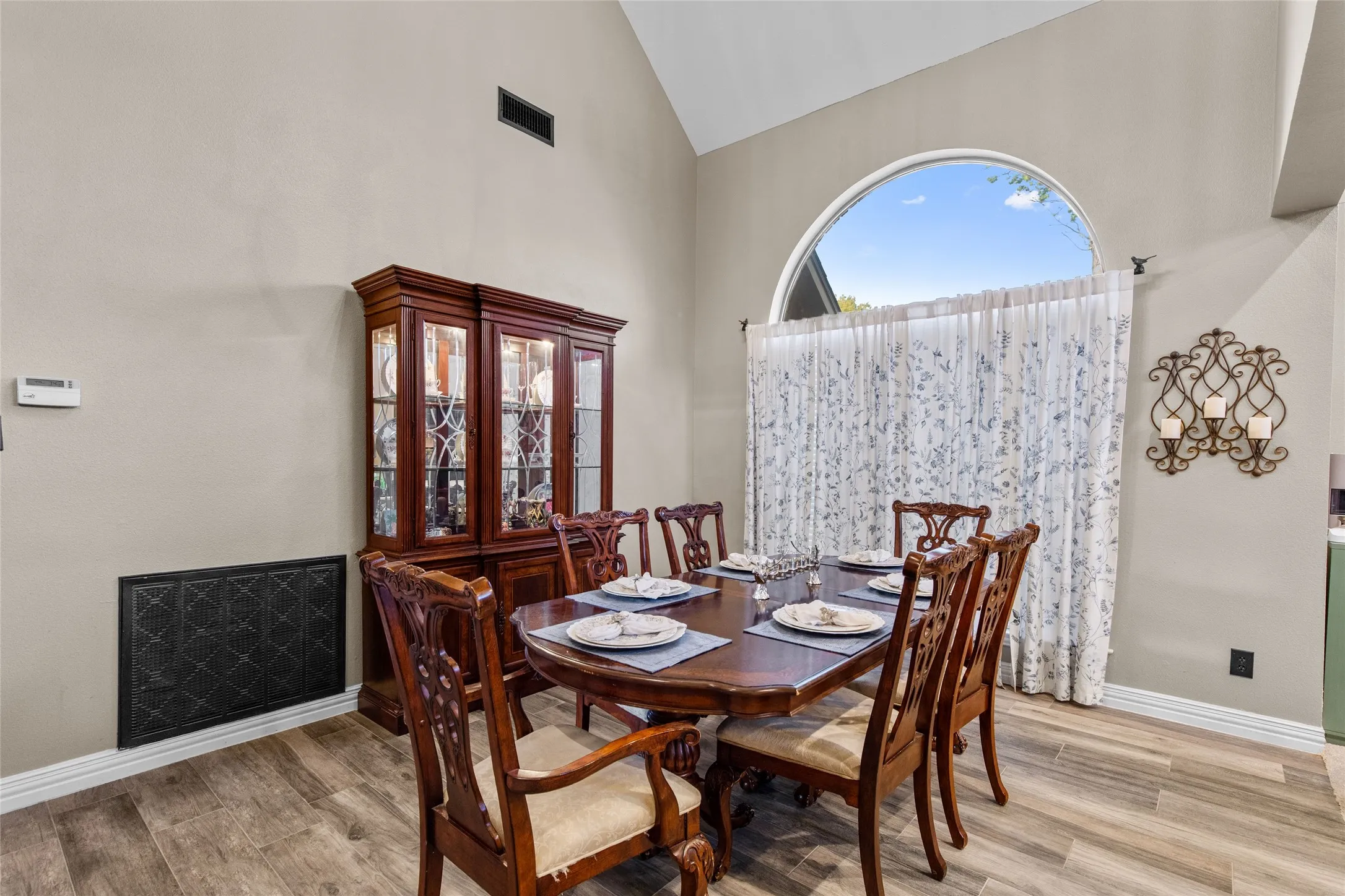Single Family Residence For Sale in Denton County , 600 Ticonderoga Drive, Denton, Texas 76205, 4 Bedroom, 3 Bathroom, 2 Garage spaces, 2,690 Sqft, built in 1992, mls#21219145, Real Estate Agent in Denton, Homes For Sale in Denton county, Homes For Sale in Denton, Realtor in Denton Texas, Real Estate Brokerage Independent Realty Texas, Luminita Cordes Realtor