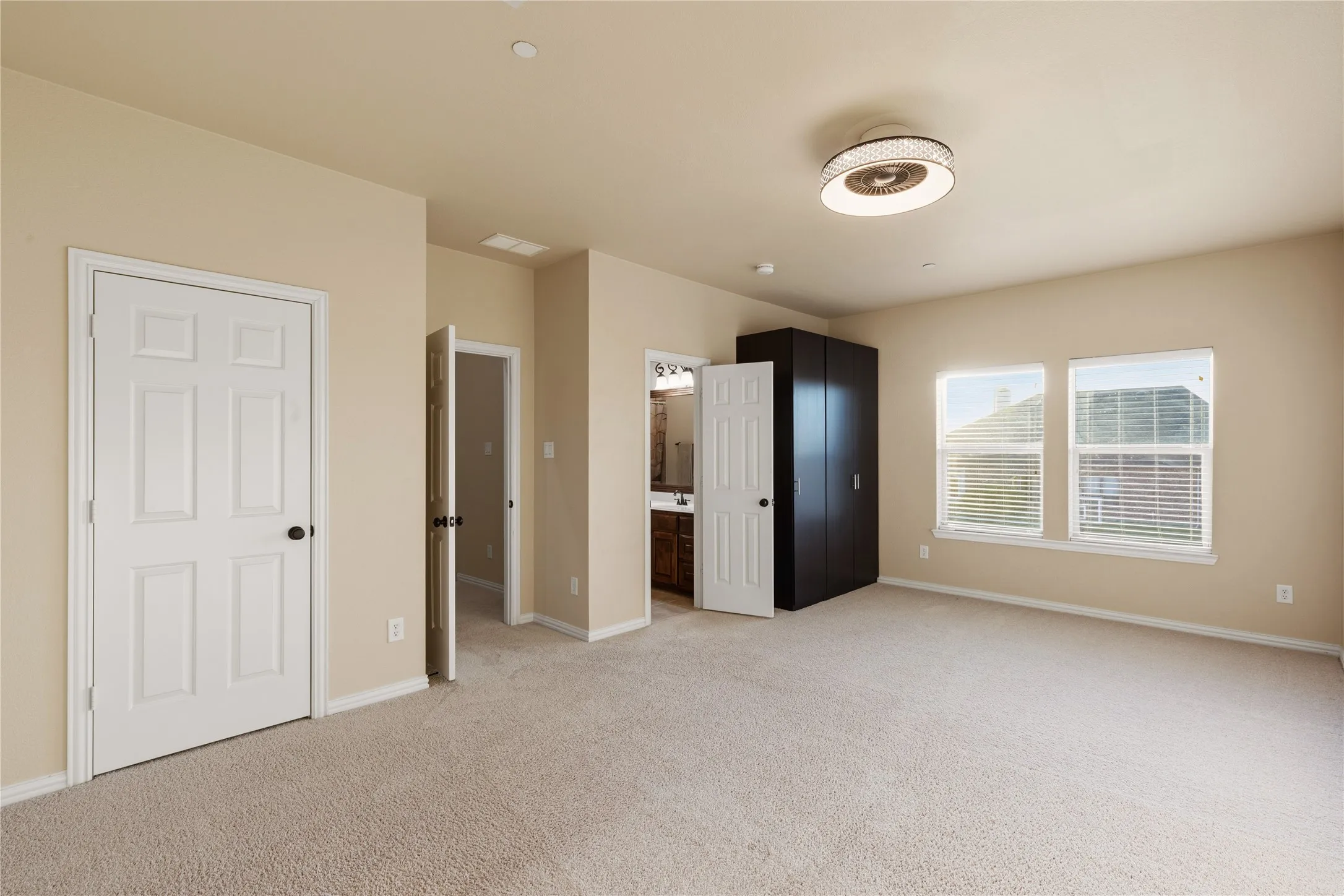 Large 2nd Floor Oversized room