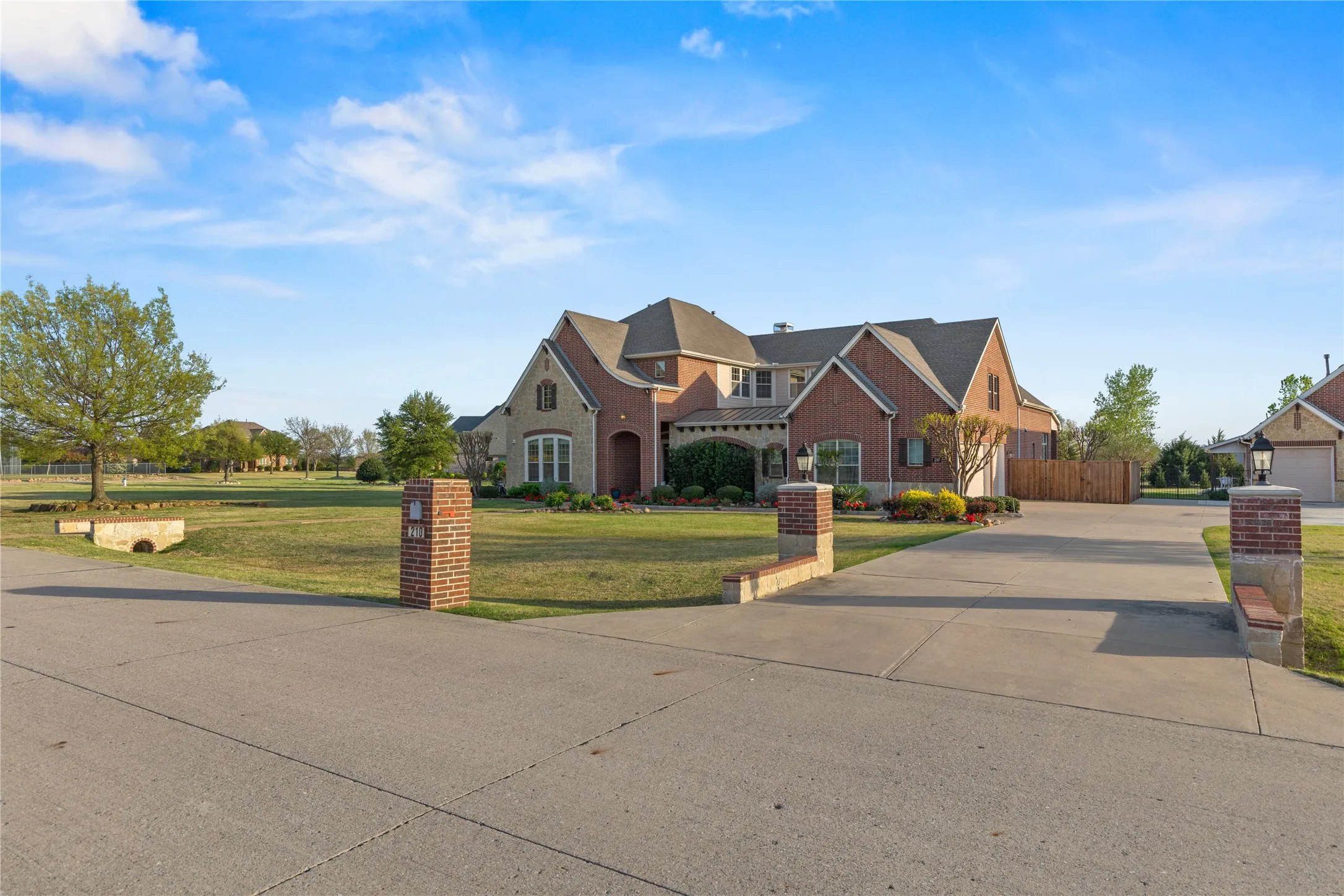 Single Family Residence For Sale in Collin County , 210 Rockland Trail, Lucas, Texas 75002, 5 Bedroom, 6 Bathroom, 6 Garage spaces, 6,062 Sqft, built in 2008, Preowned, mls#21160484, Real Estate Agent in Lucas, Homes For Sale in Collin county, Homes For Sale in Lucas, Realtor in Lucas Texas, Real Estate Brokerage Independent Realty Texas, Luminita Cordes Realtor