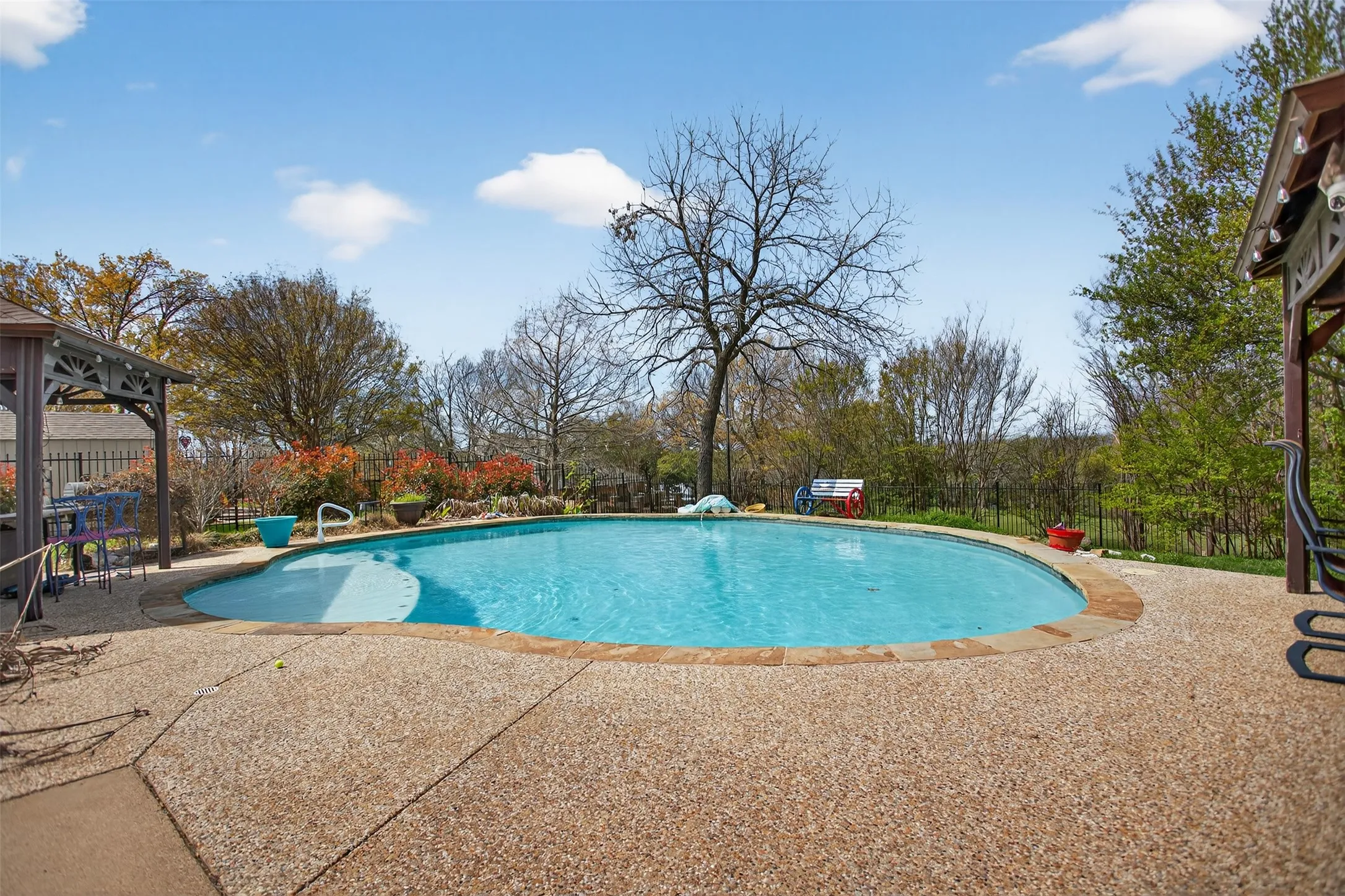 Single Family Residence For Sale in Rockwall County , 902 S Alamo Road, Rockwall, Texas 75087, 2 Bedrooms, 3 Bathrooms, 2 Garage spaces, 2,254 Sqft, built in 1957, Preowned, Price $435,000, mls#21219419, Real Estate Agent in Rockwall, Homes For Sale in Rockwall county, Homes For Sale in Rockwall, Realtor in Rockwall Texas, Real Estate Brokerage Independent Realty Texas, Luminita Cordes Realtor