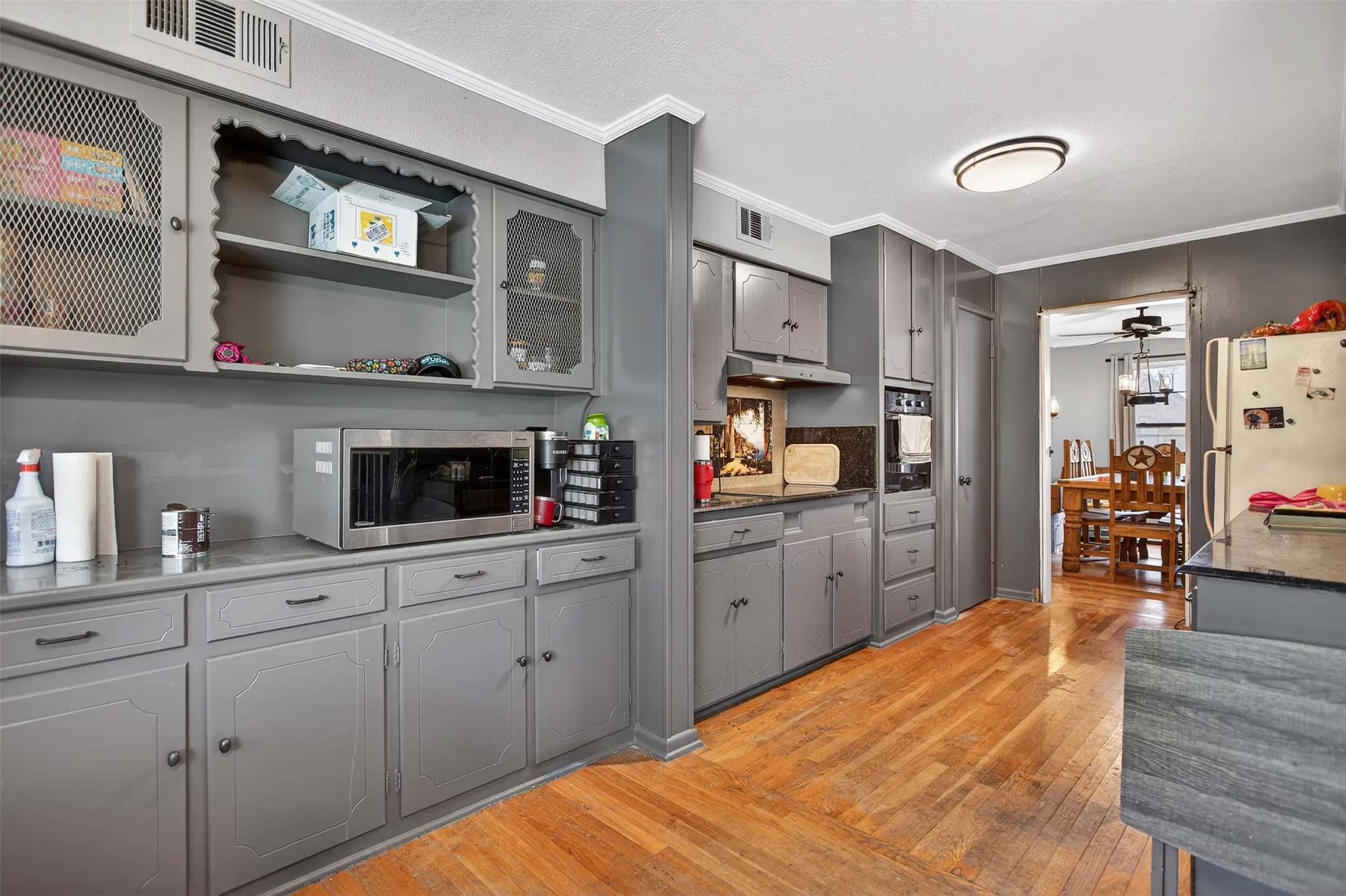 Single Family Residence For Sale in Rockwall County , 902 S Alamo Road, Rockwall, Texas 75087, 2 Bedrooms, 3 Bathrooms, 2 Garage spaces, 2,254 Sqft, built in 1957, Preowned, Price $435,000, mls#21219419, Real Estate Agent in Rockwall, Homes For Sale in Rockwall county, Homes For Sale in Rockwall, Realtor in Rockwall Texas, Real Estate Brokerage Independent Realty Texas, Luminita Cordes Realtor