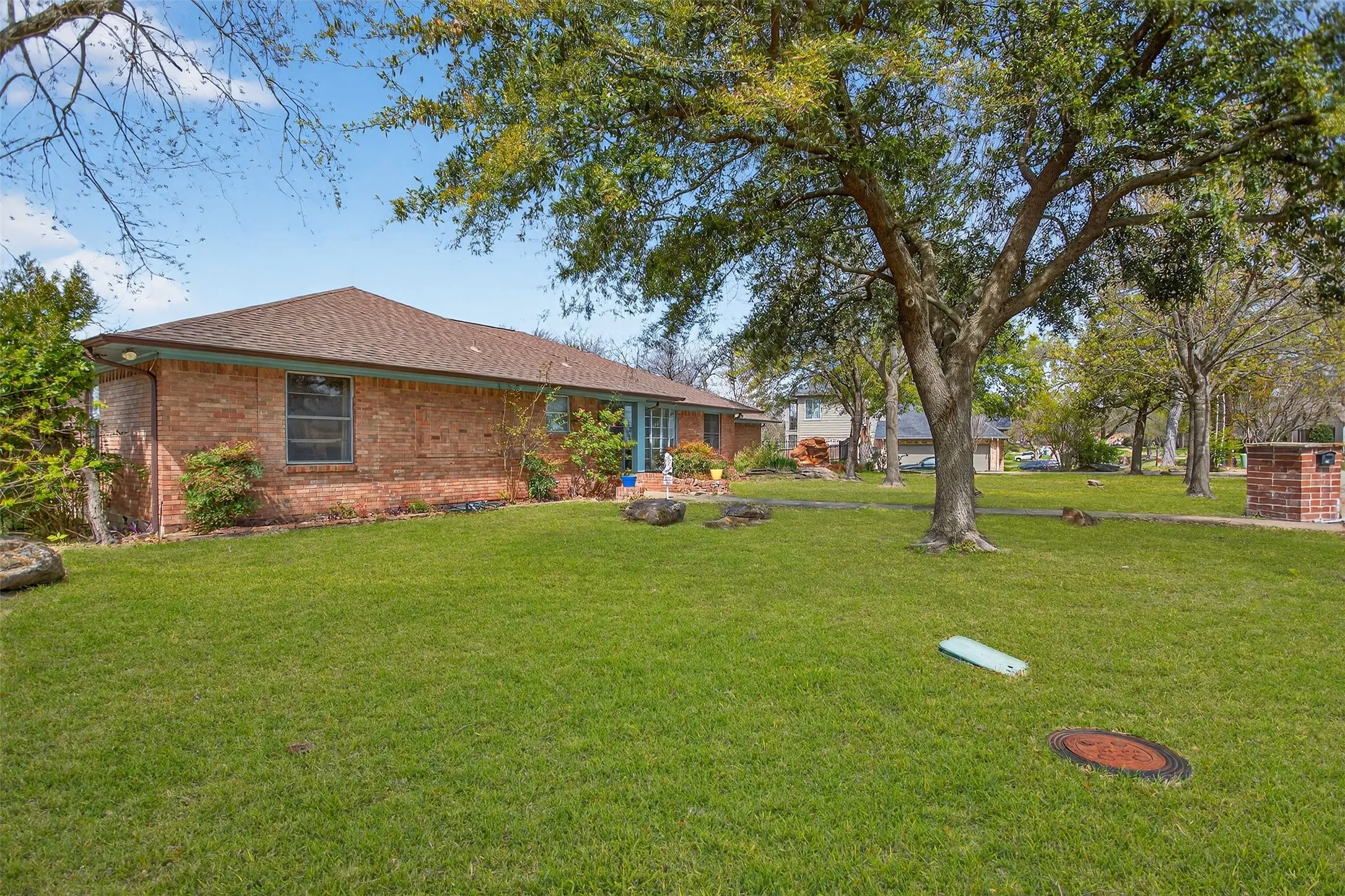 Single Family Residence For Sale in Rockwall County , 902 S Alamo Road, Rockwall, Texas 75087, 2 Bedrooms, 3 Bathrooms, 2 Garage spaces, 2,254 Sqft, built in 1957, Preowned, Price $435,000, mls#21219419, Real Estate Agent in Rockwall, Homes For Sale in Rockwall county, Homes For Sale in Rockwall, Realtor in Rockwall Texas, Real Estate Brokerage Independent Realty Texas, Luminita Cordes Realtor