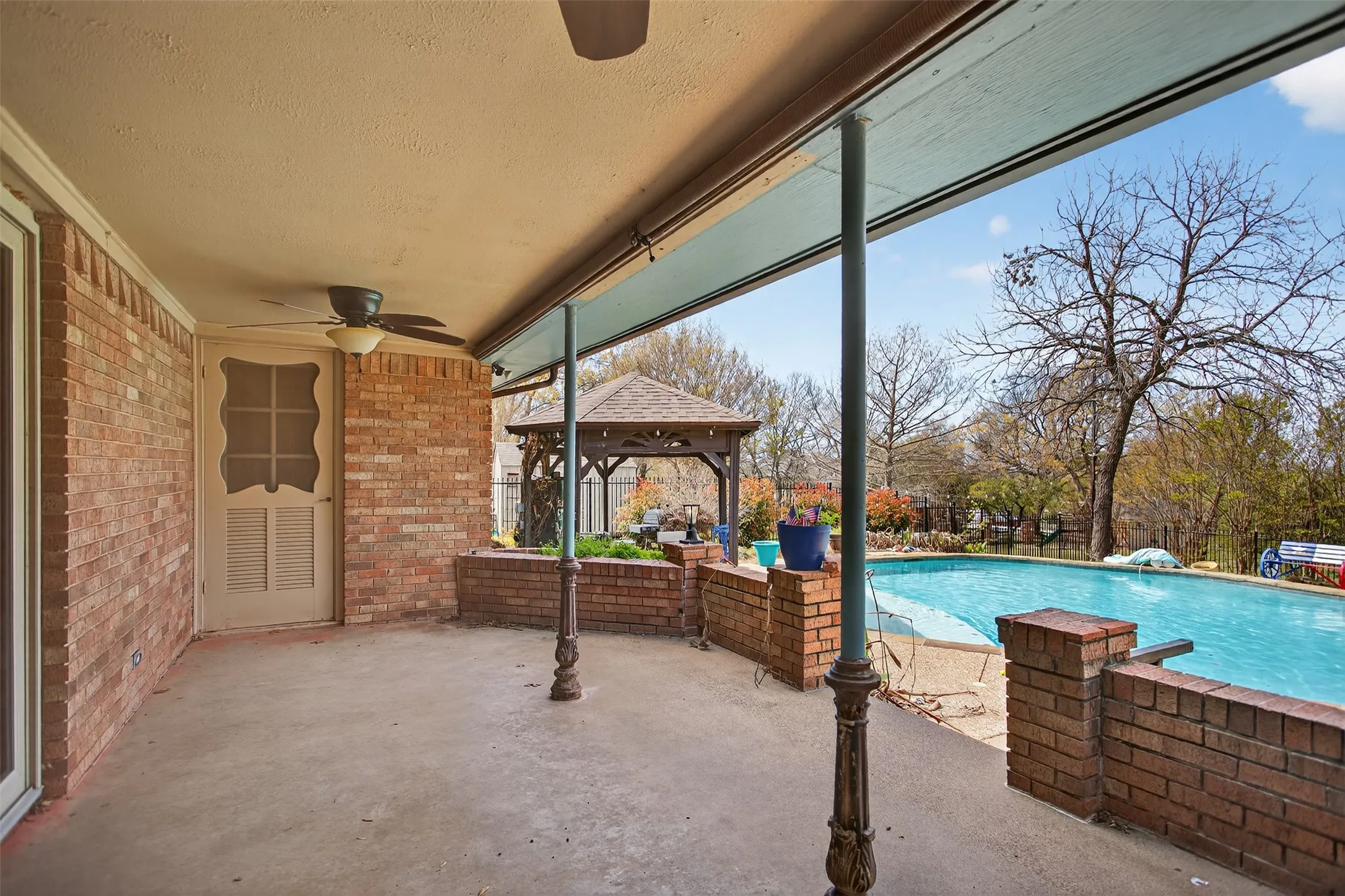 Single Family Residence For Sale in Rockwall County , 902 S Alamo Road, Rockwall, Texas 75087, 2 Bedrooms, 3 Bathrooms, 2 Garage spaces, 2,254 Sqft, built in 1957, Preowned, Price $435,000, mls#21219419, Real Estate Agent in Rockwall, Homes For Sale in Rockwall county, Homes For Sale in Rockwall, Realtor in Rockwall Texas, Real Estate Brokerage Independent Realty Texas, Luminita Cordes Realtor
