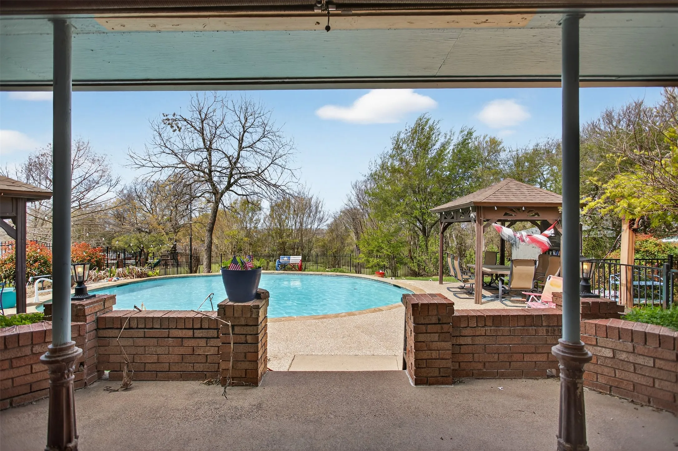 Single Family Residence For Sale in Rockwall County , 902 S Alamo Road, Rockwall, Texas 75087, 2 Bedrooms, 3 Bathrooms, 2 Garage spaces, 2,254 Sqft, built in 1957, Preowned, Price $435,000, mls#21219419, Real Estate Agent in Rockwall, Homes For Sale in Rockwall county, Homes For Sale in Rockwall, Realtor in Rockwall Texas, Real Estate Brokerage Independent Realty Texas, Luminita Cordes Realtor