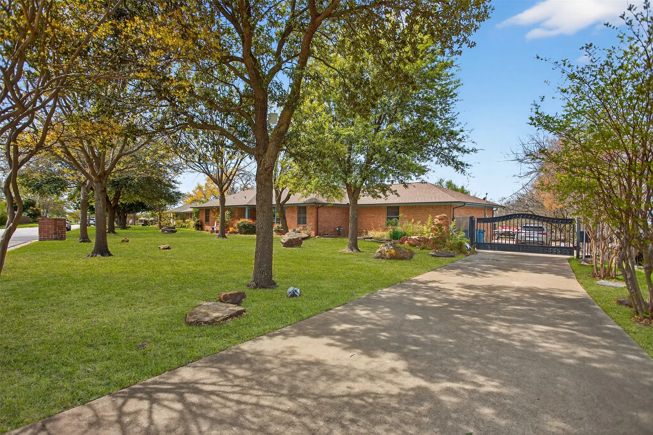 Single Family Residence For Sale in Rockwall County , 902 S Alamo Road, Rockwall, Texas 75087, 2 Bedrooms, 3 Bathrooms, 2 Garage spaces, 2,254 Sqft, built in 1957, Preowned, Price $435,000, mls#21219419, Real Estate Agent in Rockwall, Homes For Sale in Rockwall county, Homes For Sale in Rockwall, Realtor in Rockwall Texas, Real Estate Brokerage Independent Realty Texas, Luminita Cordes Realtor