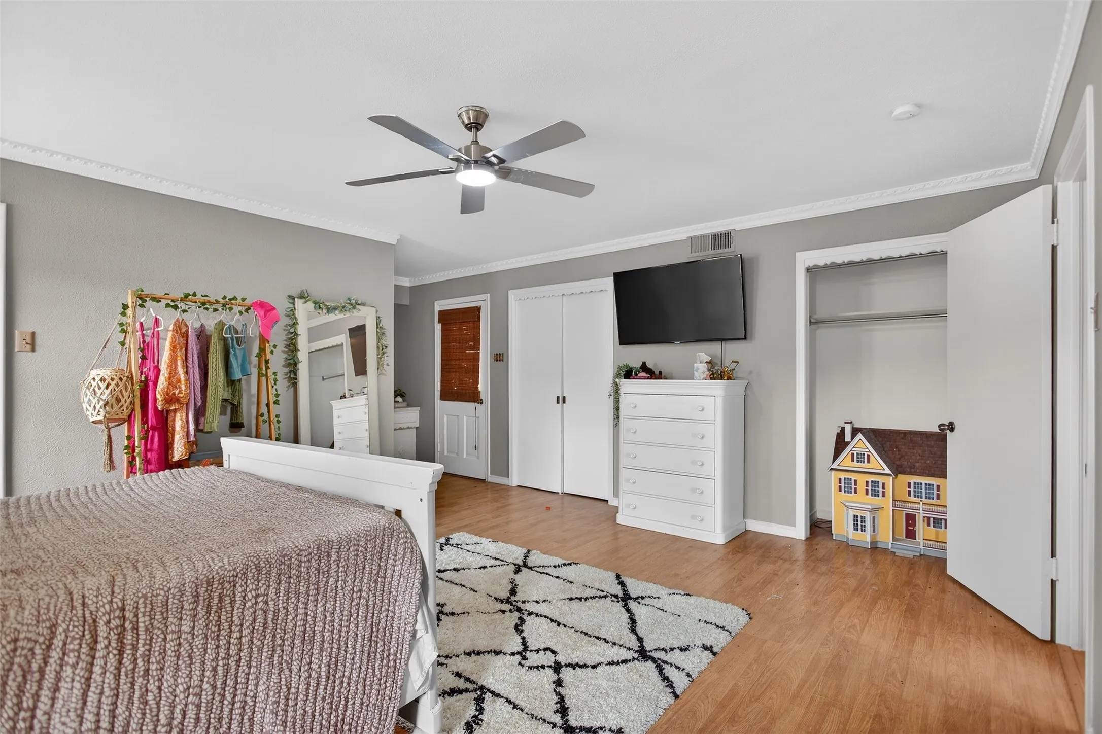 Single Family Residence For Sale in Rockwall County , 902 S Alamo Road, Rockwall, Texas 75087, 2 Bedrooms, 3 Bathrooms, 2 Garage spaces, 2,254 Sqft, built in 1957, Preowned, Price $435,000, mls#21219419, Real Estate Agent in Rockwall, Homes For Sale in Rockwall county, Homes For Sale in Rockwall, Realtor in Rockwall Texas, Real Estate Brokerage Independent Realty Texas, Luminita Cordes Realtor