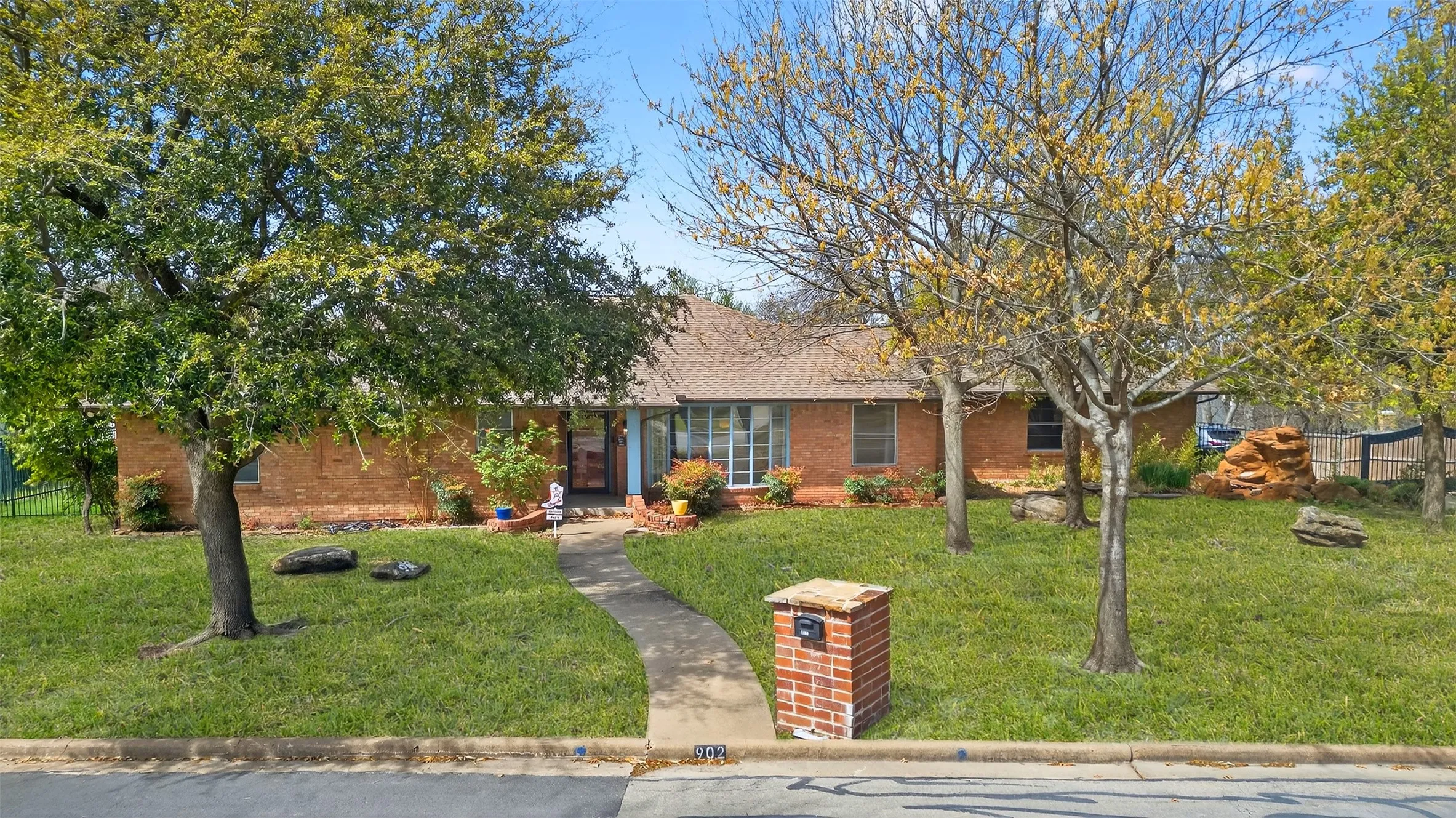 Single Family Residence For Sale in Rockwall County , 902 S Alamo Road, Rockwall, Texas 75087, 2 Bedrooms, 3 Bathrooms, 2 Garage spaces, 2,254 Sqft, built in 1957, Preowned, Price $435,000, mls#21219419, Real Estate Agent in Rockwall, Homes For Sale in Rockwall county, Homes For Sale in Rockwall, Realtor in Rockwall Texas, Real Estate Brokerage Independent Realty Texas, Luminita Cordes Realtor