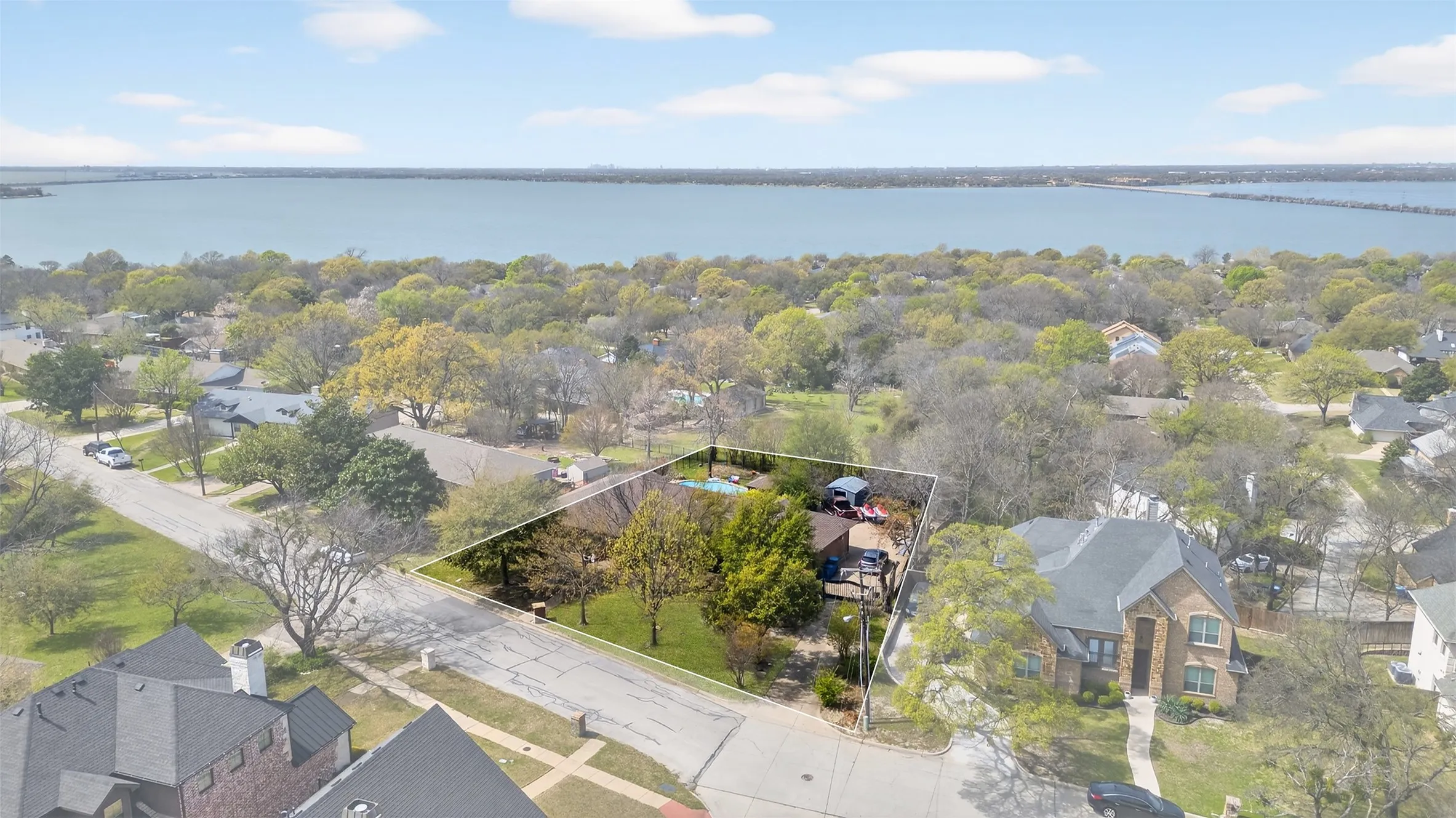 Single Family Residence For Sale in Rockwall County , 902 S Alamo Road, Rockwall, Texas 75087, 2 Bedrooms, 3 Bathrooms, 2 Garage spaces, 2,254 Sqft, built in 1957, Preowned, Price $435,000, mls#21219419, Real Estate Agent in Rockwall, Homes For Sale in Rockwall county, Homes For Sale in Rockwall, Realtor in Rockwall Texas, Real Estate Brokerage Independent Realty Texas, Luminita Cordes Realtor