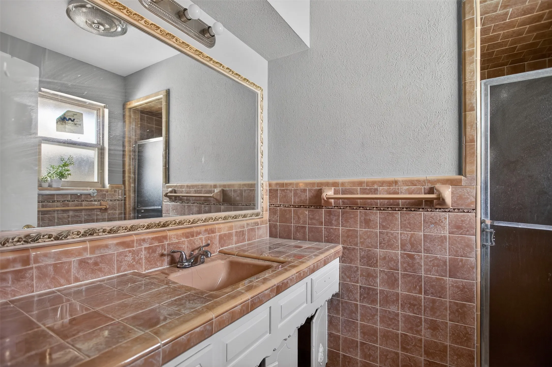 Single Family Residence For Sale in Rockwall County , 902 S Alamo Road, Rockwall, Texas 75087, 2 Bedrooms, 3 Bathrooms, 2 Garage spaces, 2,254 Sqft, built in 1957, Preowned, Price $435,000, mls#21219419, Real Estate Agent in Rockwall, Homes For Sale in Rockwall county, Homes For Sale in Rockwall, Realtor in Rockwall Texas, Real Estate Brokerage Independent Realty Texas, Luminita Cordes Realtor