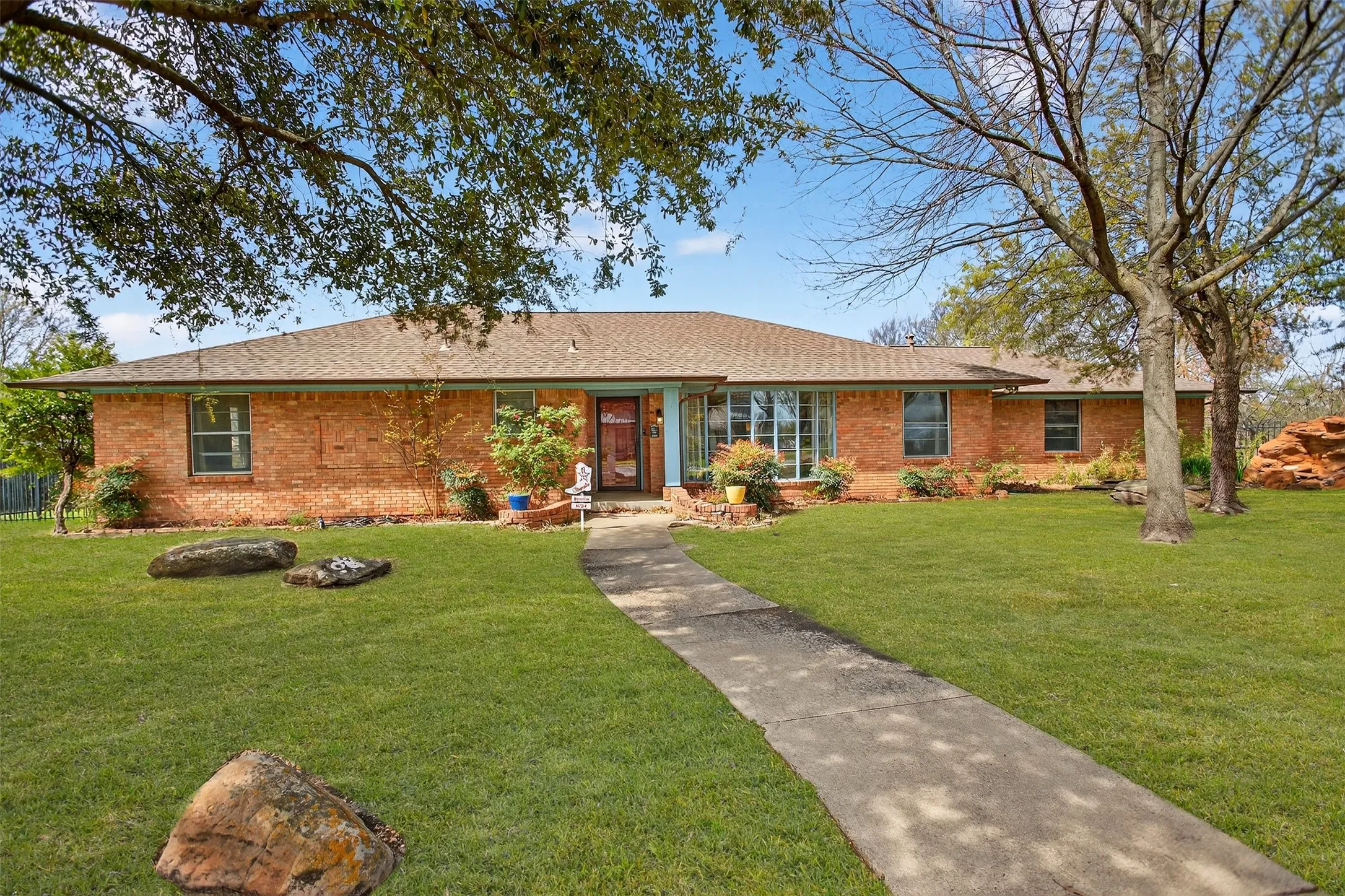 Single Family Residence For Sale in Rockwall County , 902 S Alamo Road, Rockwall, Texas 75087, 2 Bedrooms, 3 Bathrooms, 2 Garage spaces, 2,254 Sqft, built in 1957, Preowned, Price $435,000, mls#21219419, Real Estate Agent in Rockwall, Homes For Sale in Rockwall county, Homes For Sale in Rockwall, Realtor in Rockwall Texas, Real Estate Brokerage Independent Realty Texas, Luminita Cordes Realtor