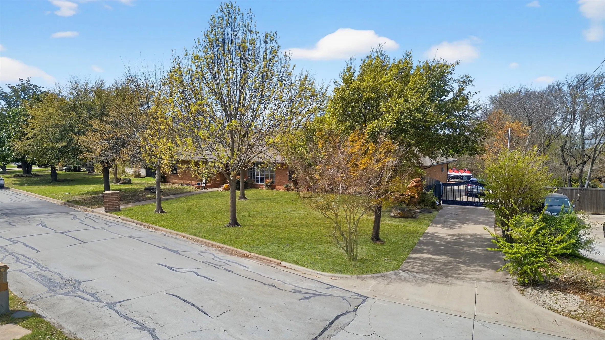 Single Family Residence For Sale in Rockwall County , 902 S Alamo Road, Rockwall, Texas 75087, 2 Bedrooms, 3 Bathrooms, 2 Garage spaces, 2,254 Sqft, built in 1957, Preowned, Price $435,000, mls#21219419, Real Estate Agent in Rockwall, Homes For Sale in Rockwall county, Homes For Sale in Rockwall, Realtor in Rockwall Texas, Real Estate Brokerage Independent Realty Texas, Luminita Cordes Realtor