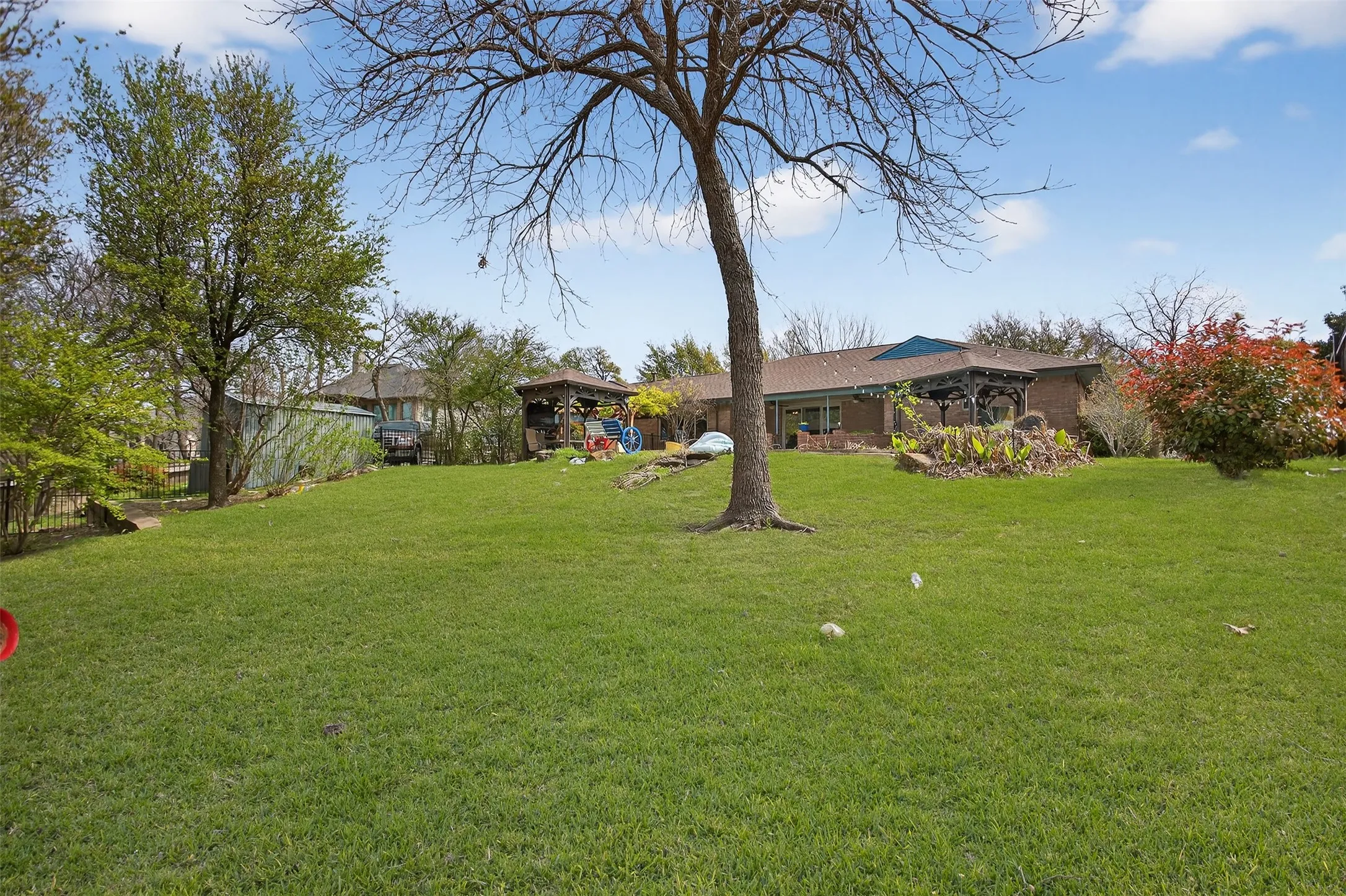 Single Family Residence For Sale in Rockwall County , 902 S Alamo Road, Rockwall, Texas 75087, 2 Bedrooms, 3 Bathrooms, 2 Garage spaces, 2,254 Sqft, built in 1957, Preowned, Price $435,000, mls#21219419, Real Estate Agent in Rockwall, Homes For Sale in Rockwall county, Homes For Sale in Rockwall, Realtor in Rockwall Texas, Real Estate Brokerage Independent Realty Texas, Luminita Cordes Realtor